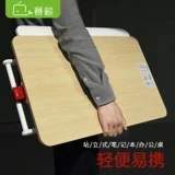 Sai Whale стоит на столе с офисным подъемом и складным компьютерным кронштейном.