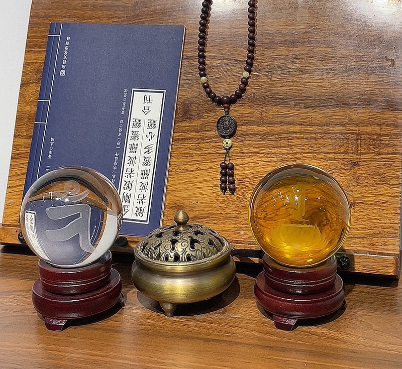 Crystal Ball with the Mantra of the Buddha Mother, Recommended by Teacher Qi Po, Lotus Ornament for the Living Room, Om Blue