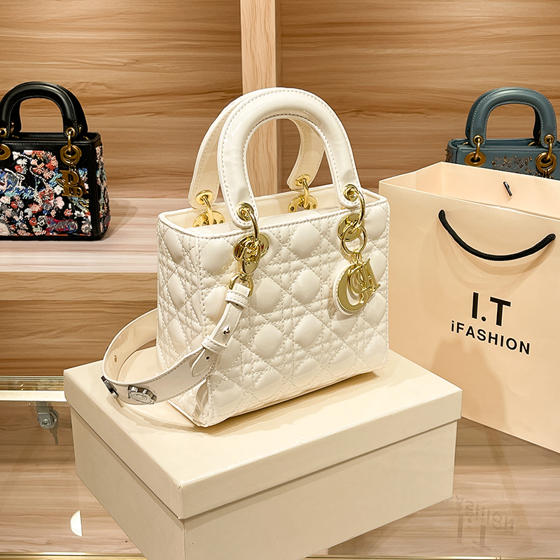 プリンセスダイアナバッグ女性のための 2024 新しいスタイルホワイトパテントレザーファッショナブルな気質ハイエンドライト高級ビッグネームハンドヘルドクロスボディ小さなバッグ