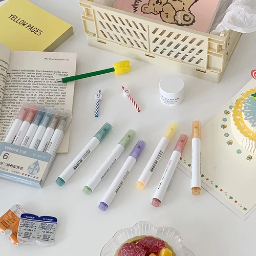 Цвет очень ретро и нежный, а усугубляющий студент, который рисует ключевую марку «Ключ», школьные принадлежности.