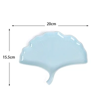 Фарфоровая тарелка с листьями гинкго, голубая