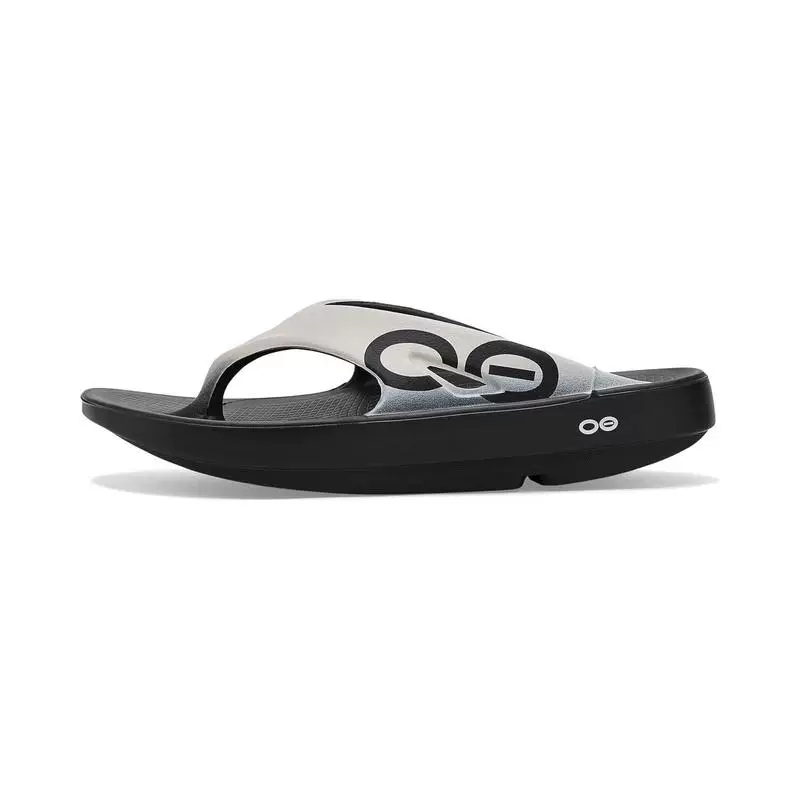 Breathable flip flops with depreciation, rubber sole