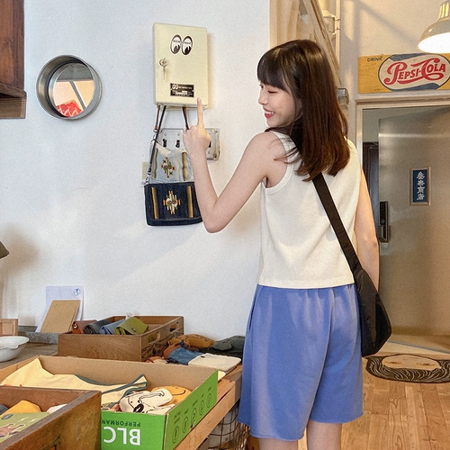 Топ с чашечками, короткая майка топ, футболка без рукавов, с вышивкой