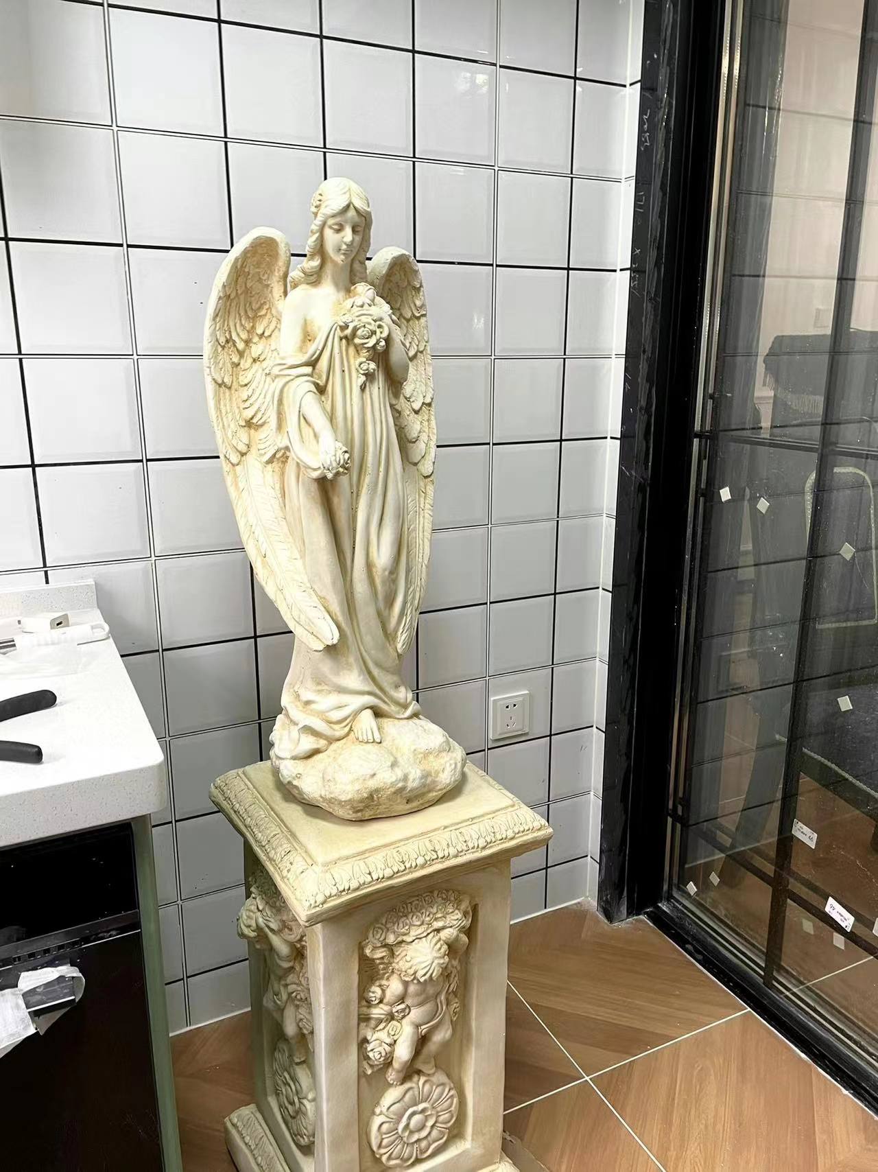 ヨーロッパ風の天使の置物、装飾品、結婚式の小道具、屋外の中庭の彫刻、リビングルームの床の装飾品、ガーデニングの置物