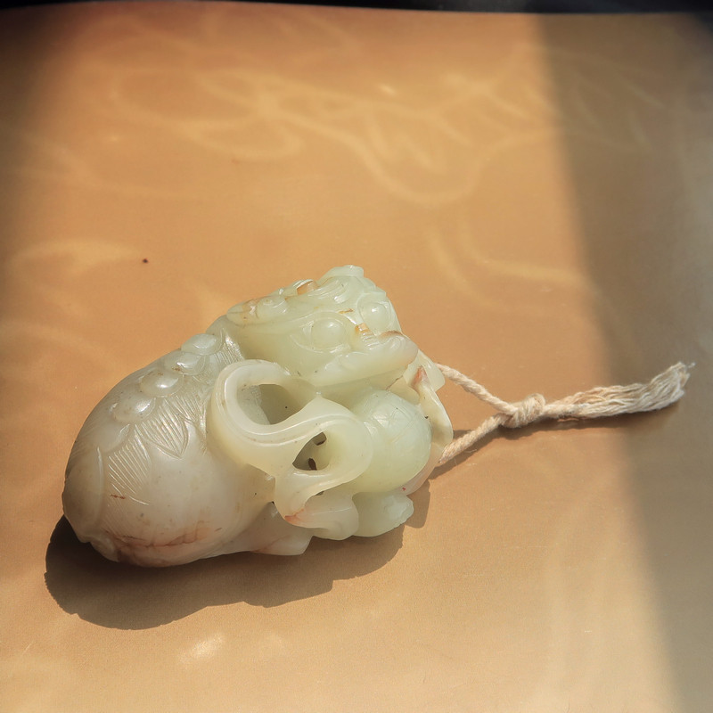 清代乾隆三色籽料和田玉巧雕小狮子瑞兽手把件珍藏品老玉稀少孤品