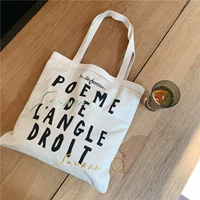 Внутренняя сумка кремового цвета без молнии.