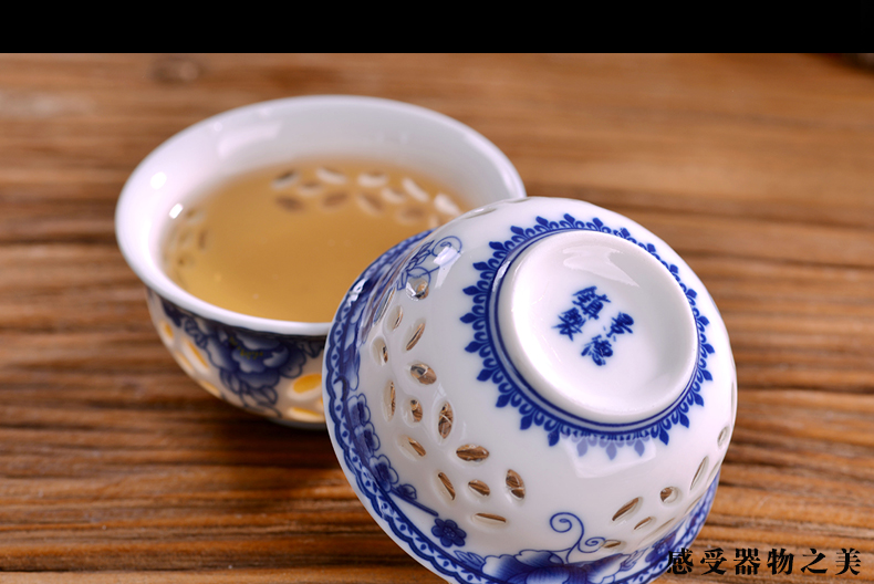 Blue and white porcelain tea set exquisite household jingdezhen ceramic kung fu tea cups honeycomb hollow out GaiWanCha plate