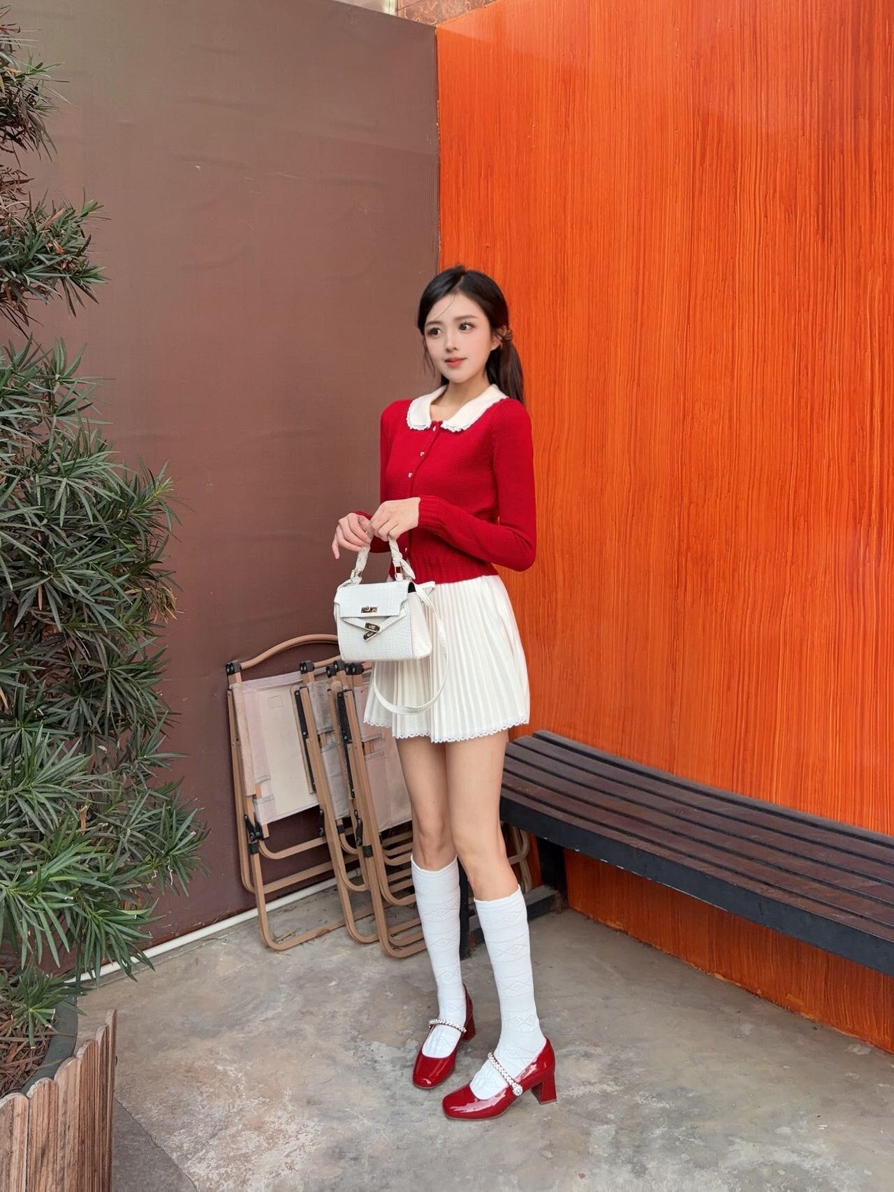 孙乐言毛晓彤同款百丽「白月光」红色高跟玛丽珍单鞋：脚踝间的复古红玫瑰