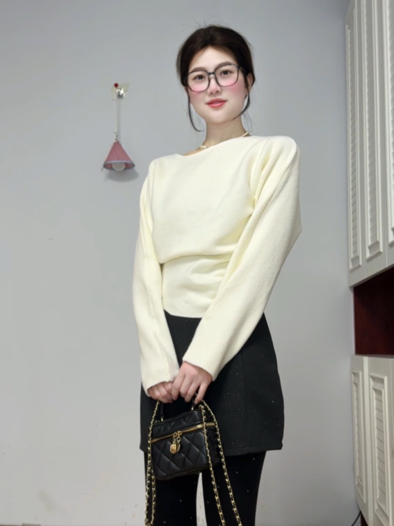 周章章"嘉顿斯"秋冬白色毛衣,斜肩收腰设计穿出温柔高级感