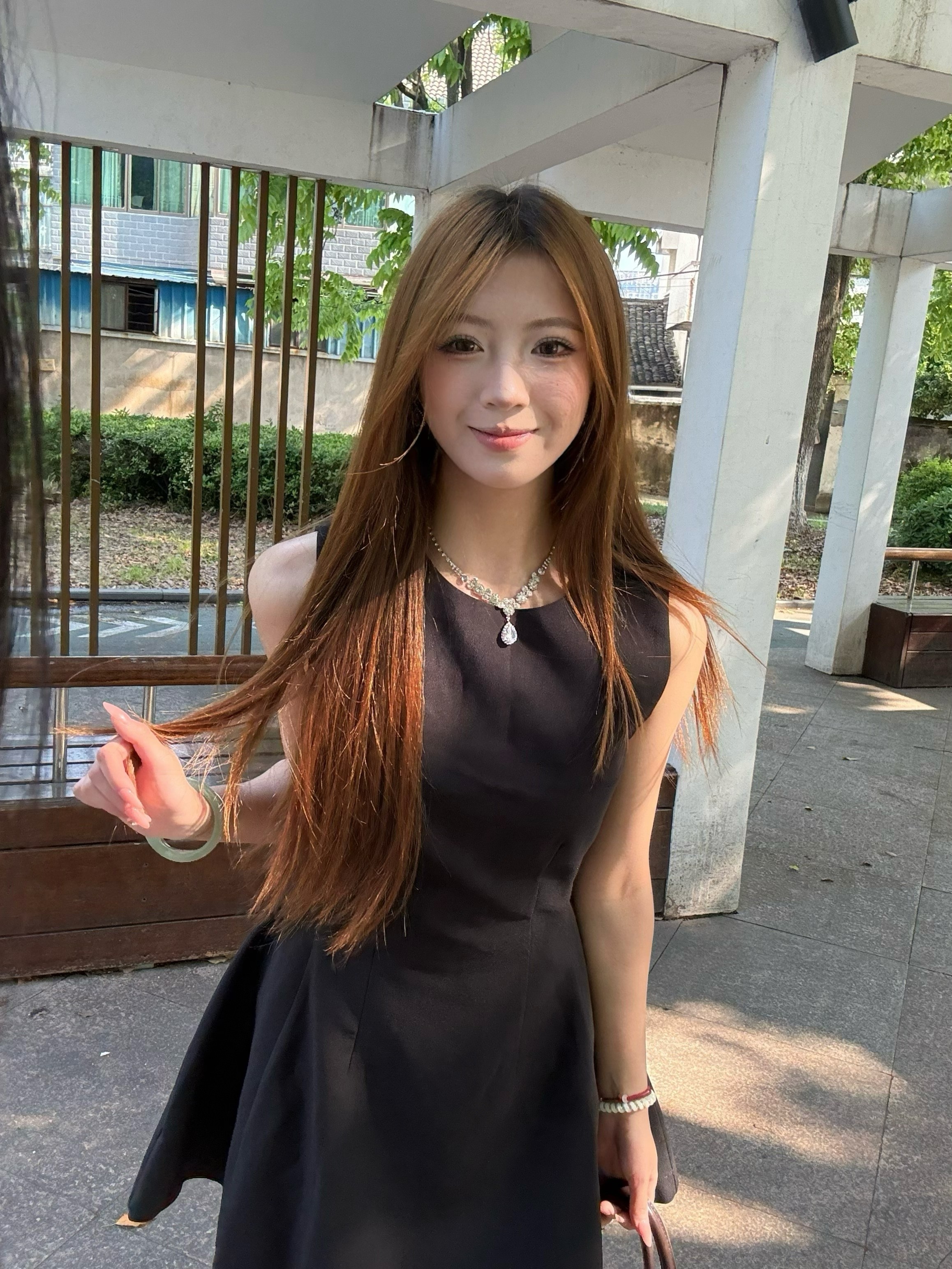 舒胡蕾夏日生日裙 法式无袖收腰设计 显瘦显高拉长比例 高级感气质满分