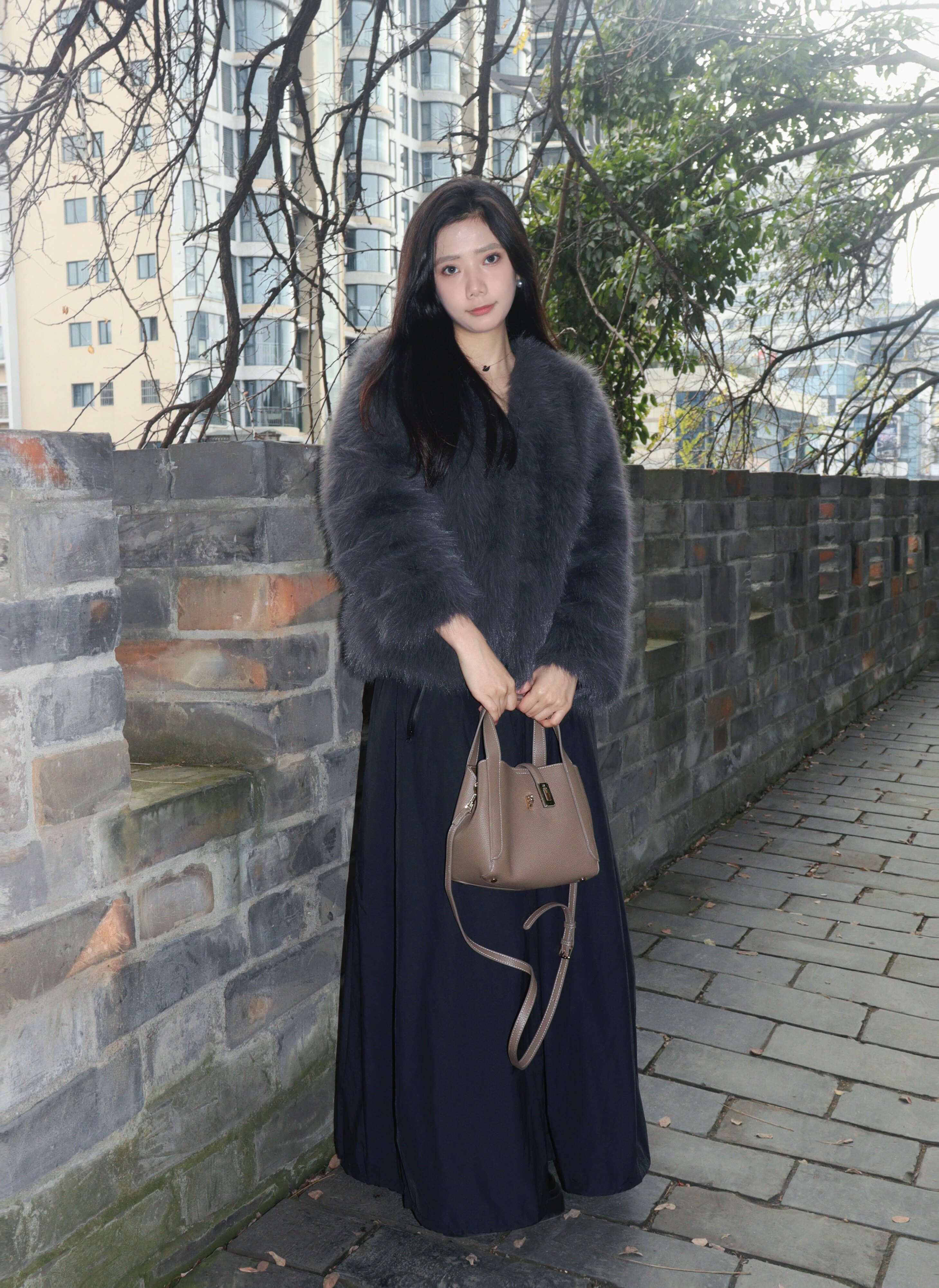 百丽真皮菜篮子包 牛皮材质高级耐磨 水桶包型大容量实用