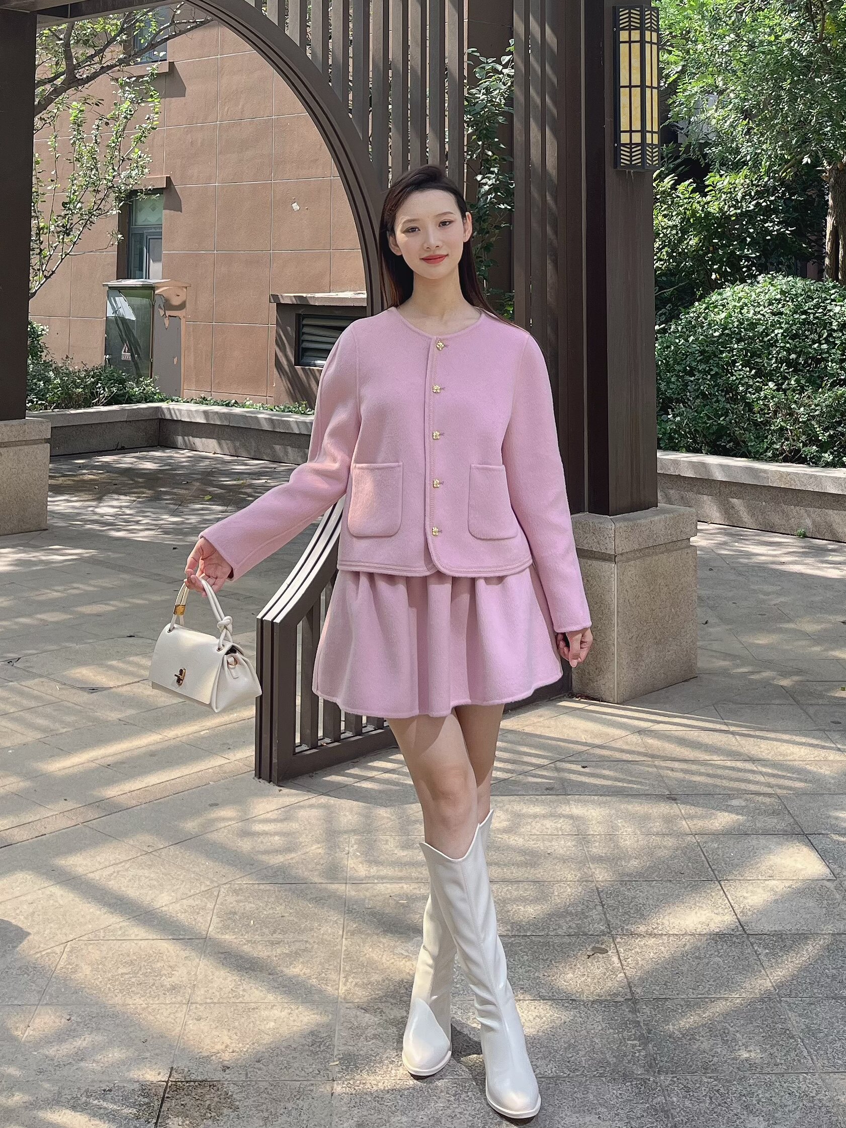 Maison Wester冬季千金风圆领金扣双口袋短款短裙套装：金扣双袋的复古名媛美学
