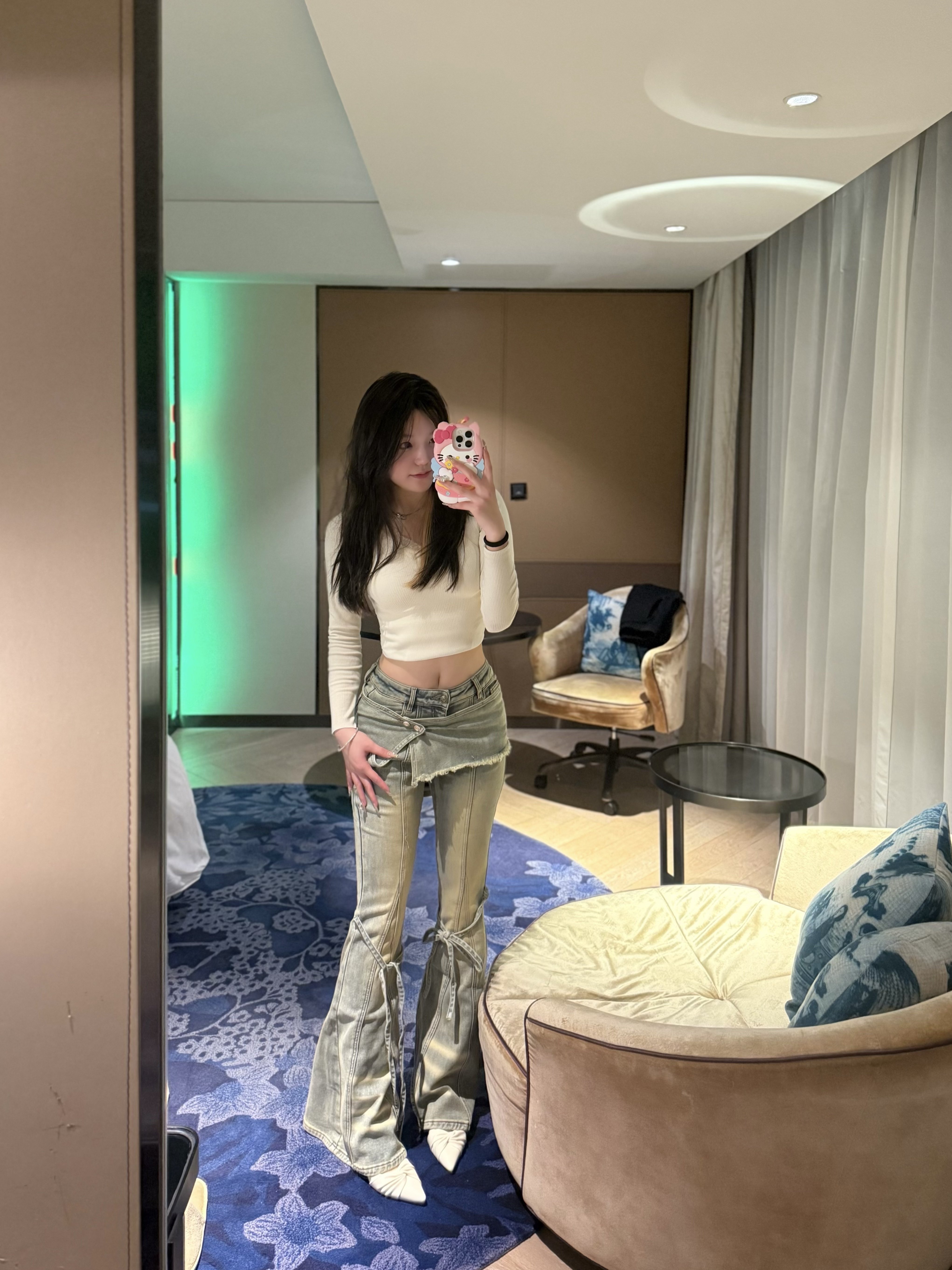 ABWLR「叠穿派对」原创复古做旧水洗牛仔裤:解锁超模腿的马蹄微喇密码