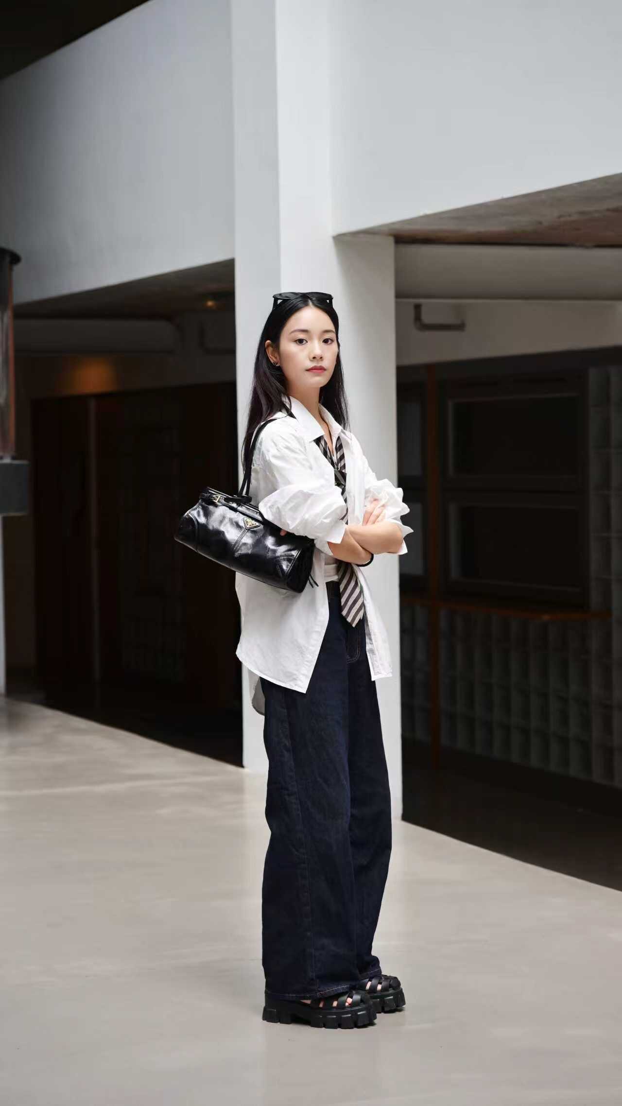 Prada Bonnie中号牛皮手袋 几何廓形融合复古与现代 柔软皮革配经典珐琅三角徽标
