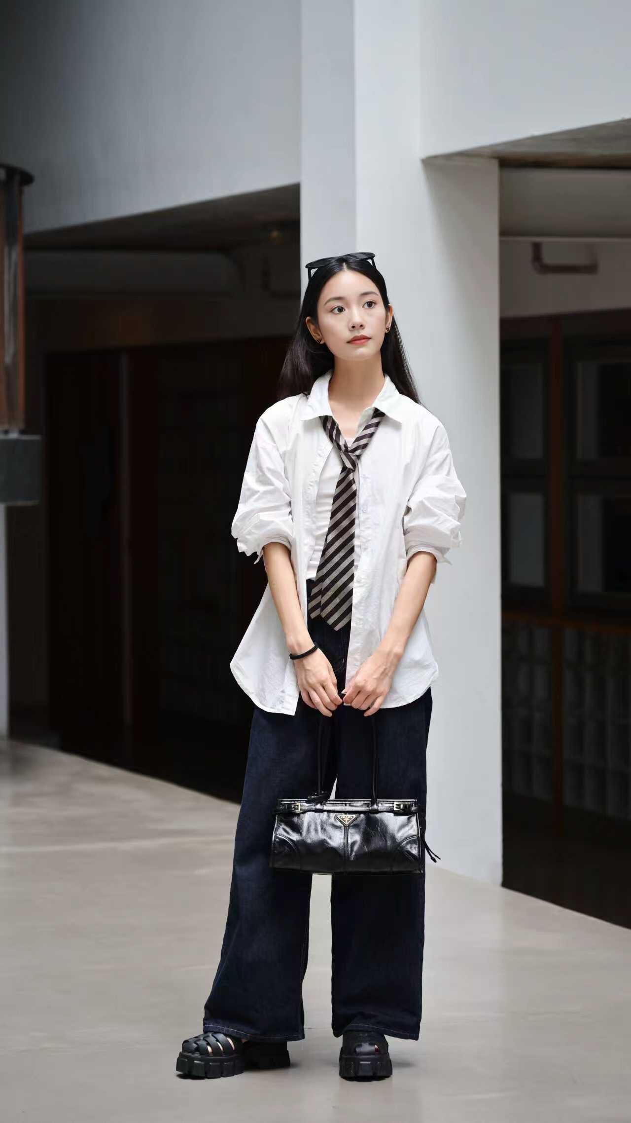 Prada Bonnie中号牛皮手袋 几何廓形融合复古与现代 柔软皮革配经典珐琅三角徽标
