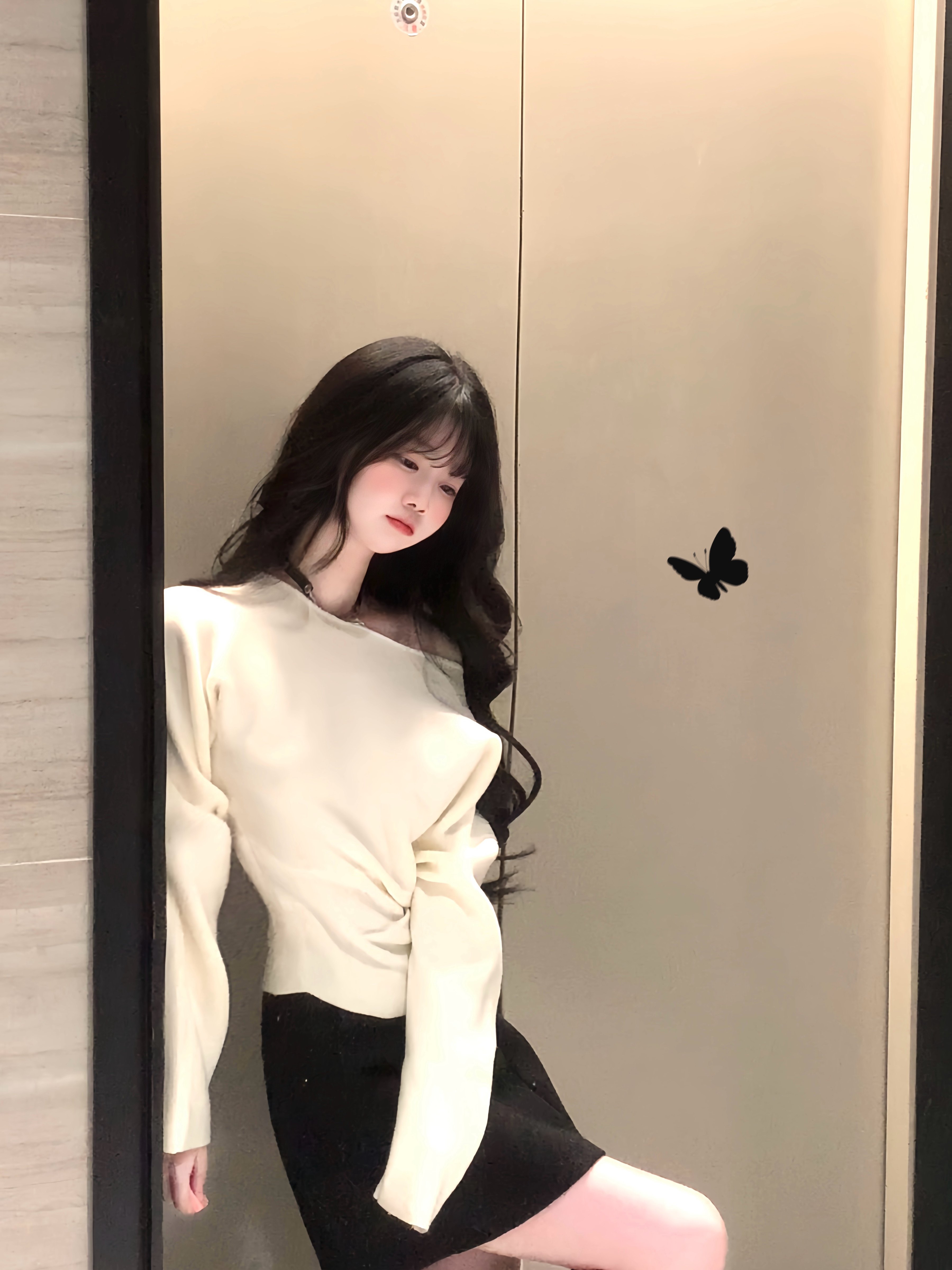 周章章"嘉顿斯"秋冬白色毛衣,斜肩收腰设计穿出温柔高级感