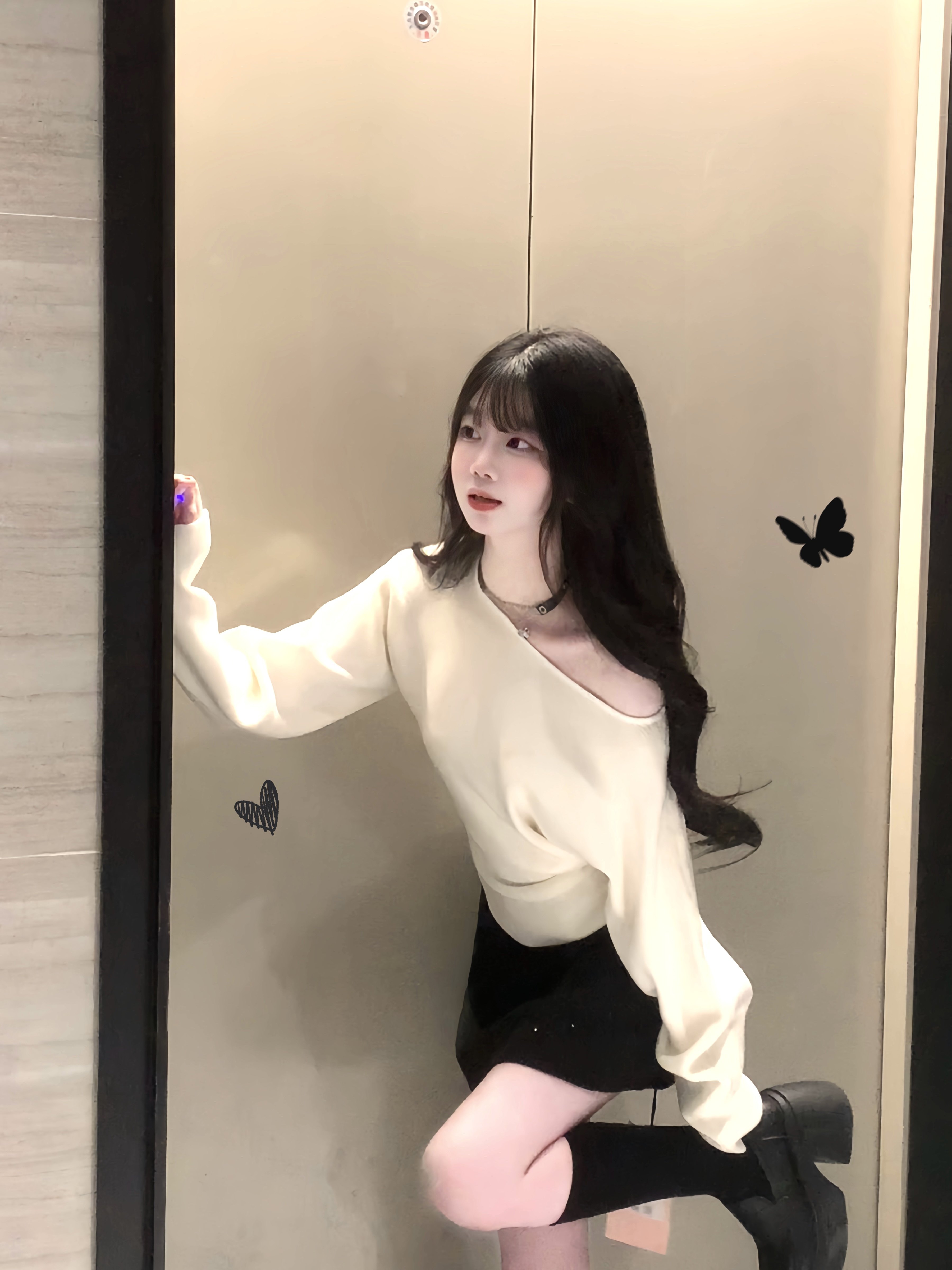 周章章"嘉顿斯"秋冬白色毛衣,斜肩收腰设计穿出温柔高级感