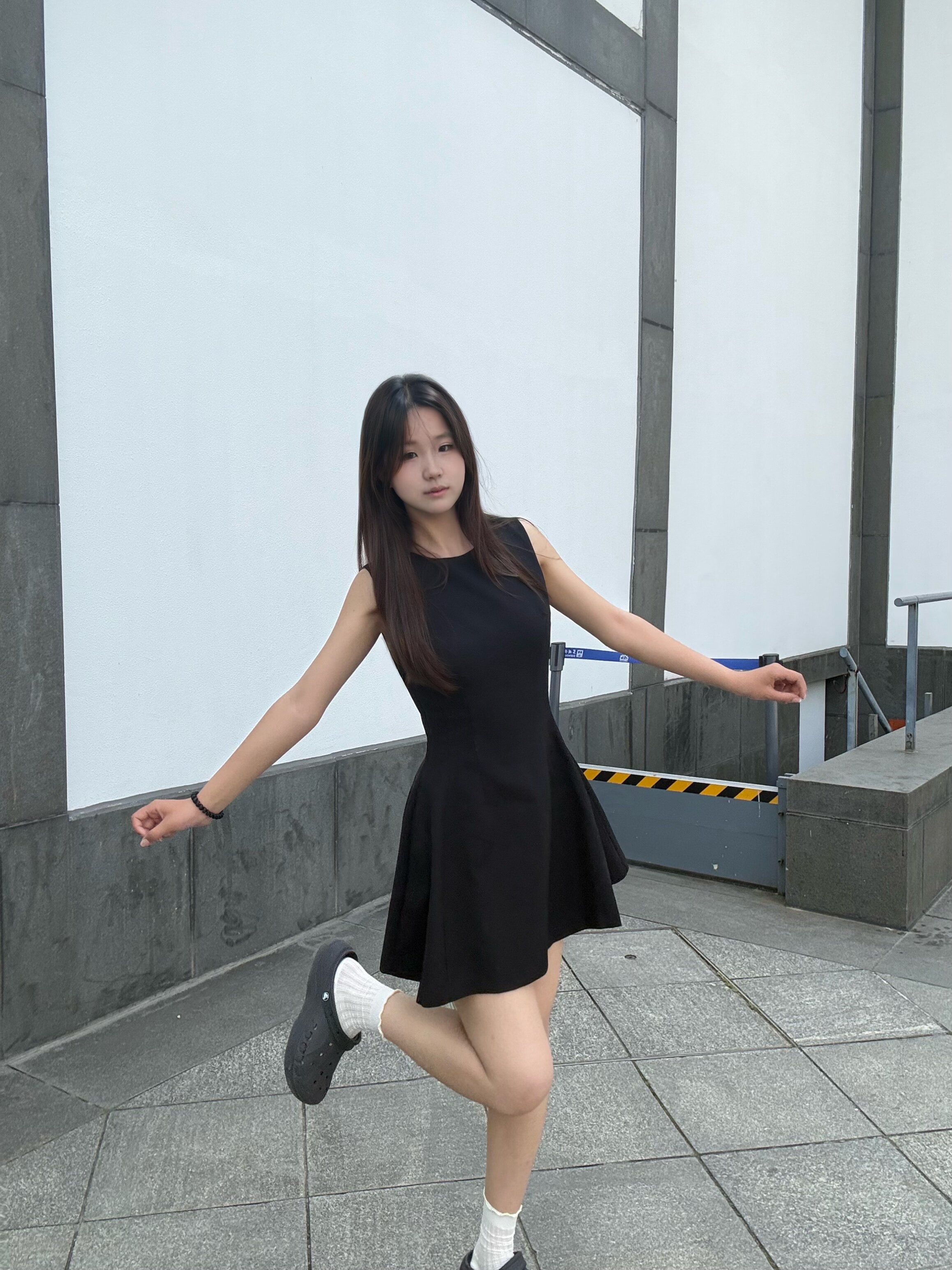 舒胡蕾夏日生日裙 法式无袖收腰设计 显瘦显高拉长比例 高级感气质满分