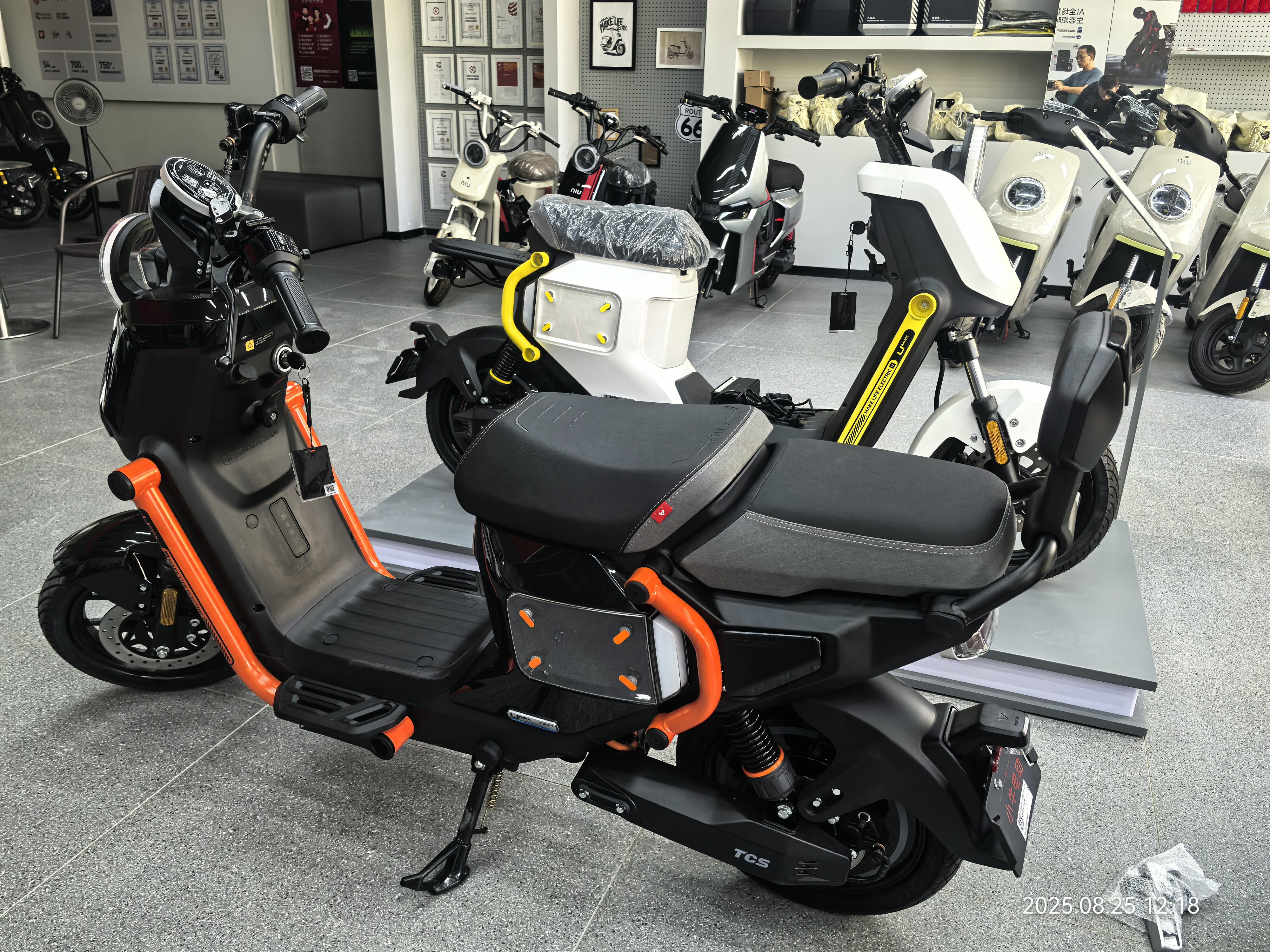 小牛電動車UMax動力版U3鋰電智能成人電動車25km/h 55KG碳素鋼