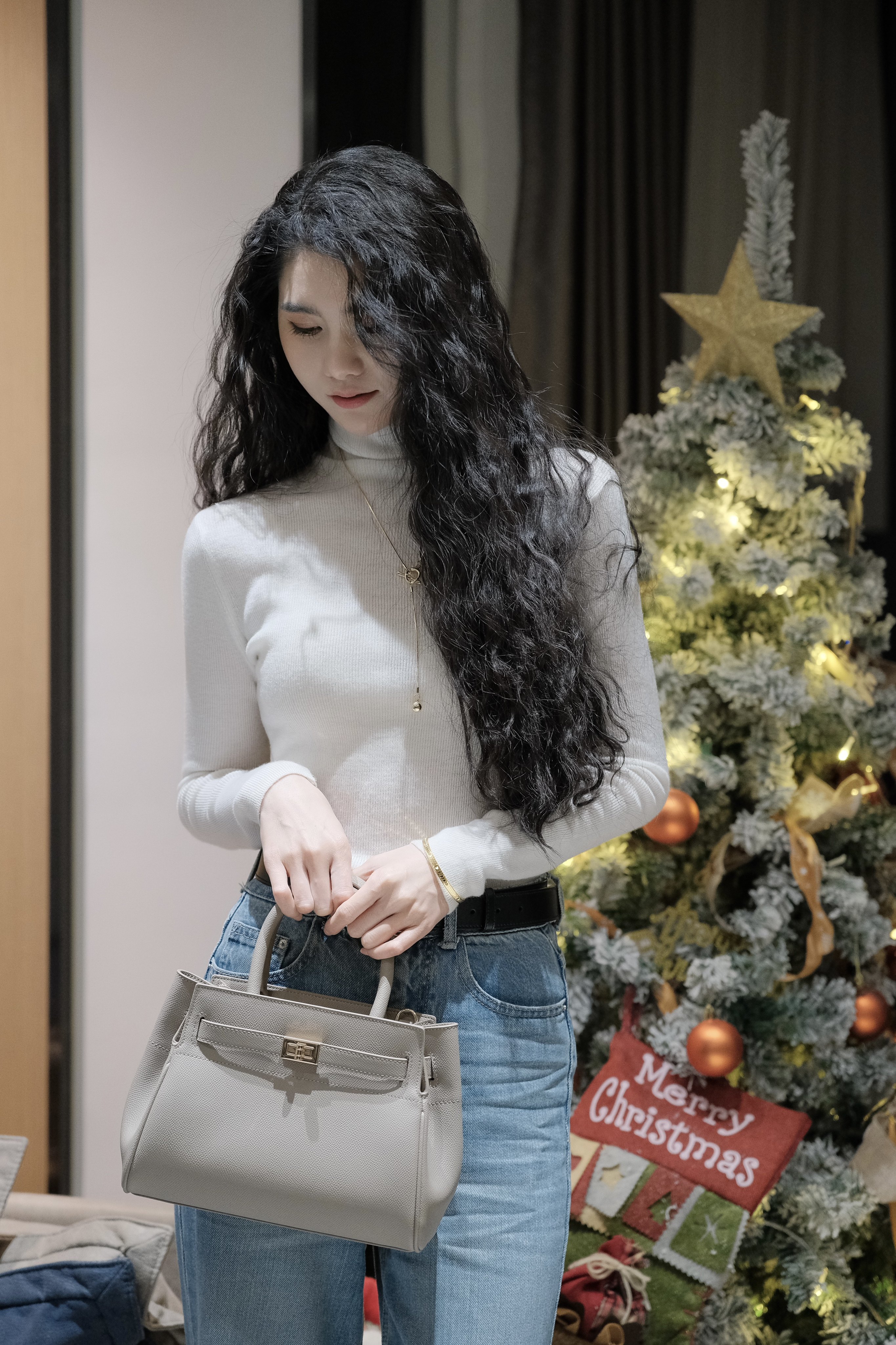 百丽红色新娘婚包 大容量设计装下红包手机 手提斜挎两用更实用