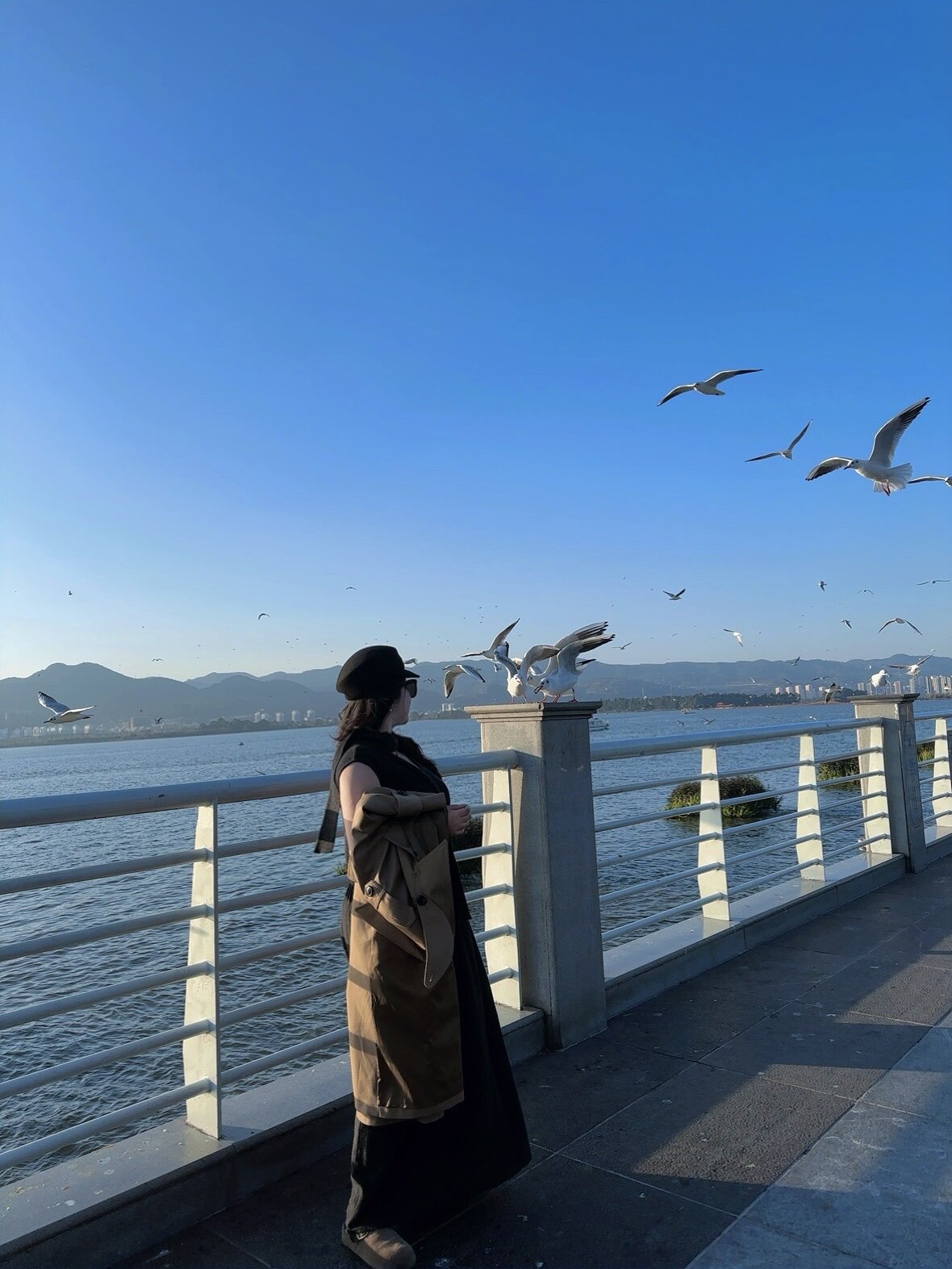 解锁法式优雅密码——周淼ZHOUMIAO"巴黎旧梦"风衣穿搭图鉴