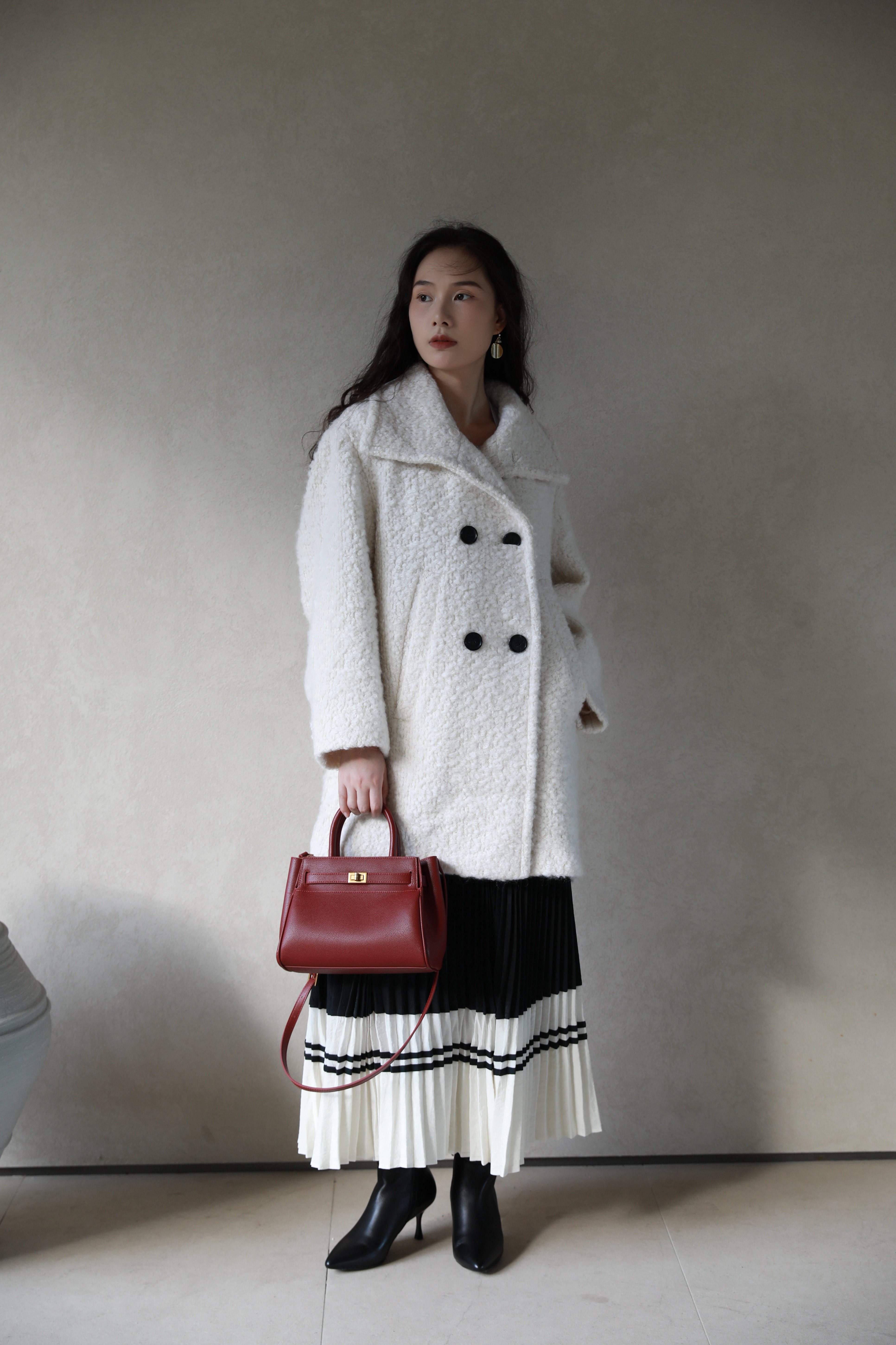 百丽红色新娘婚包 大容量设计装下红包手机 手提斜挎两用更实用