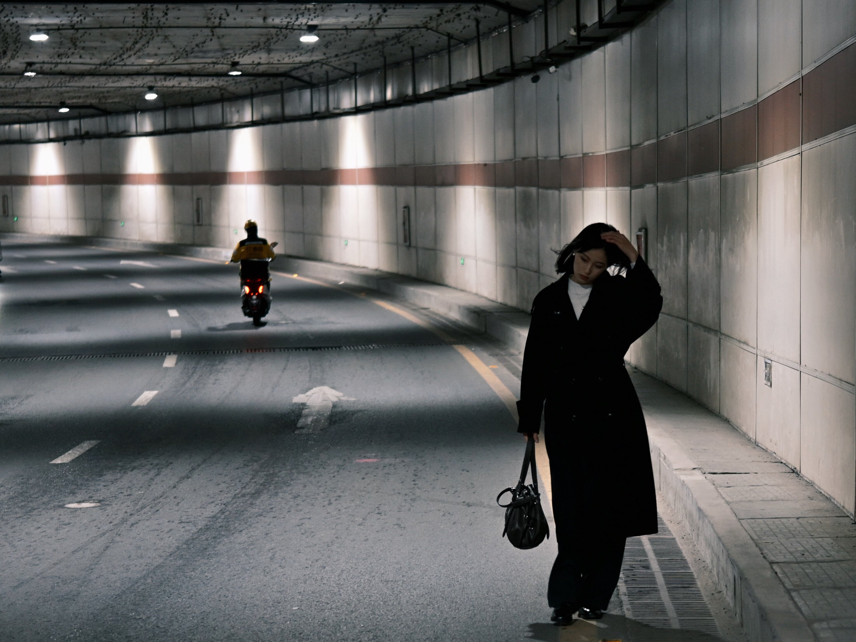 解锁法式优雅密码——周淼ZHOUMIAO"巴黎旧梦"风衣穿搭图鉴