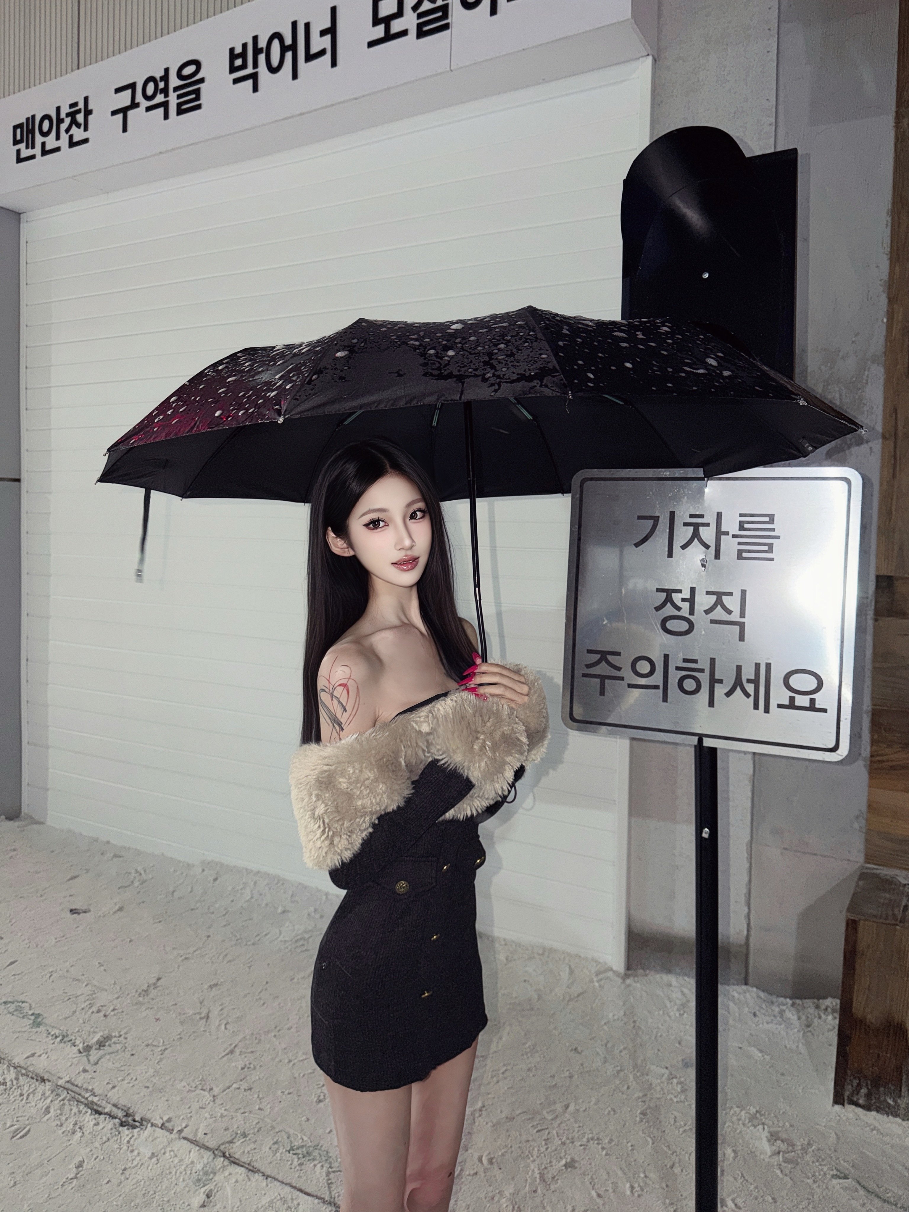 CYNR原创设计富家千金性感毛领一字肩连衣裙修身显瘦包臀针织短裙