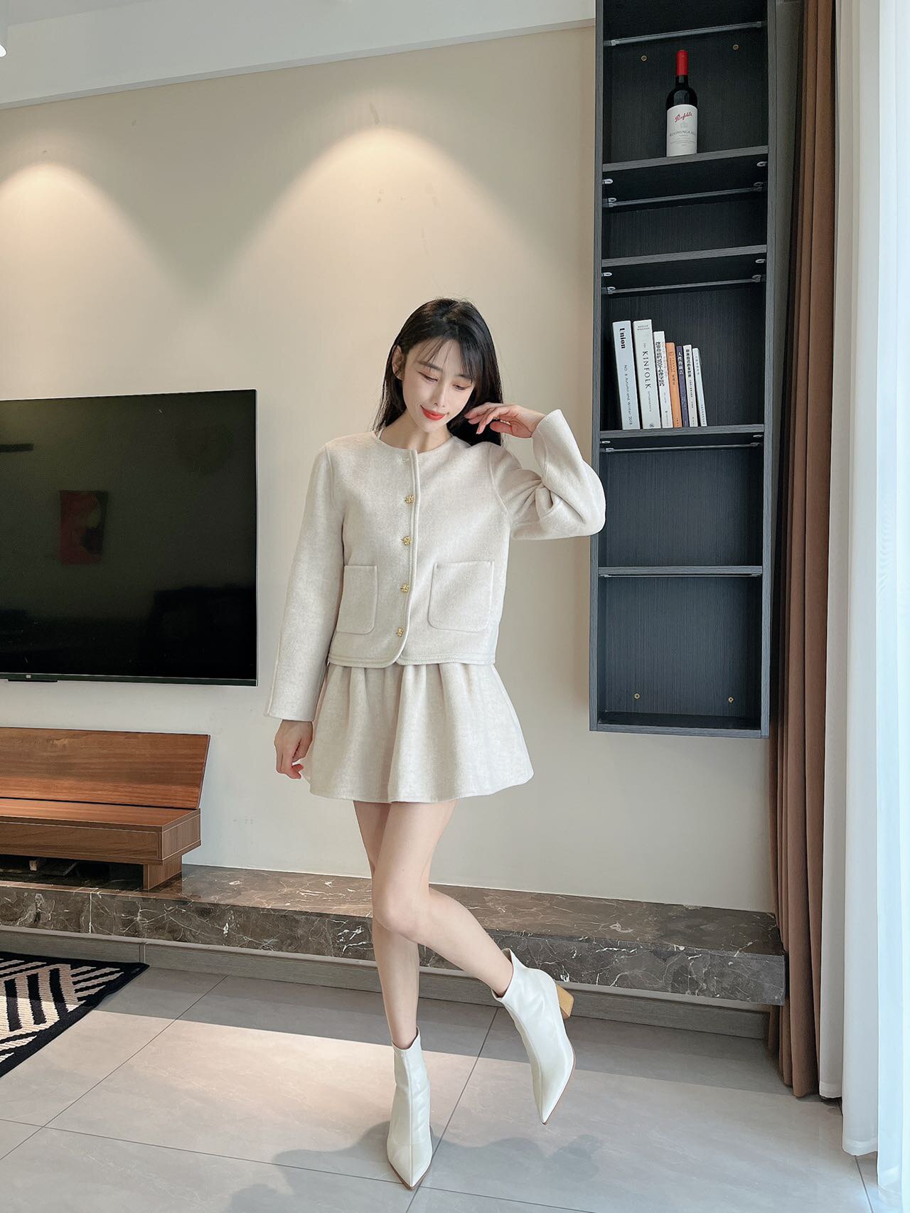 Maison Wester冬季千金风圆领金扣双口袋短款短裙套装：金扣双袋的复古名媛美学