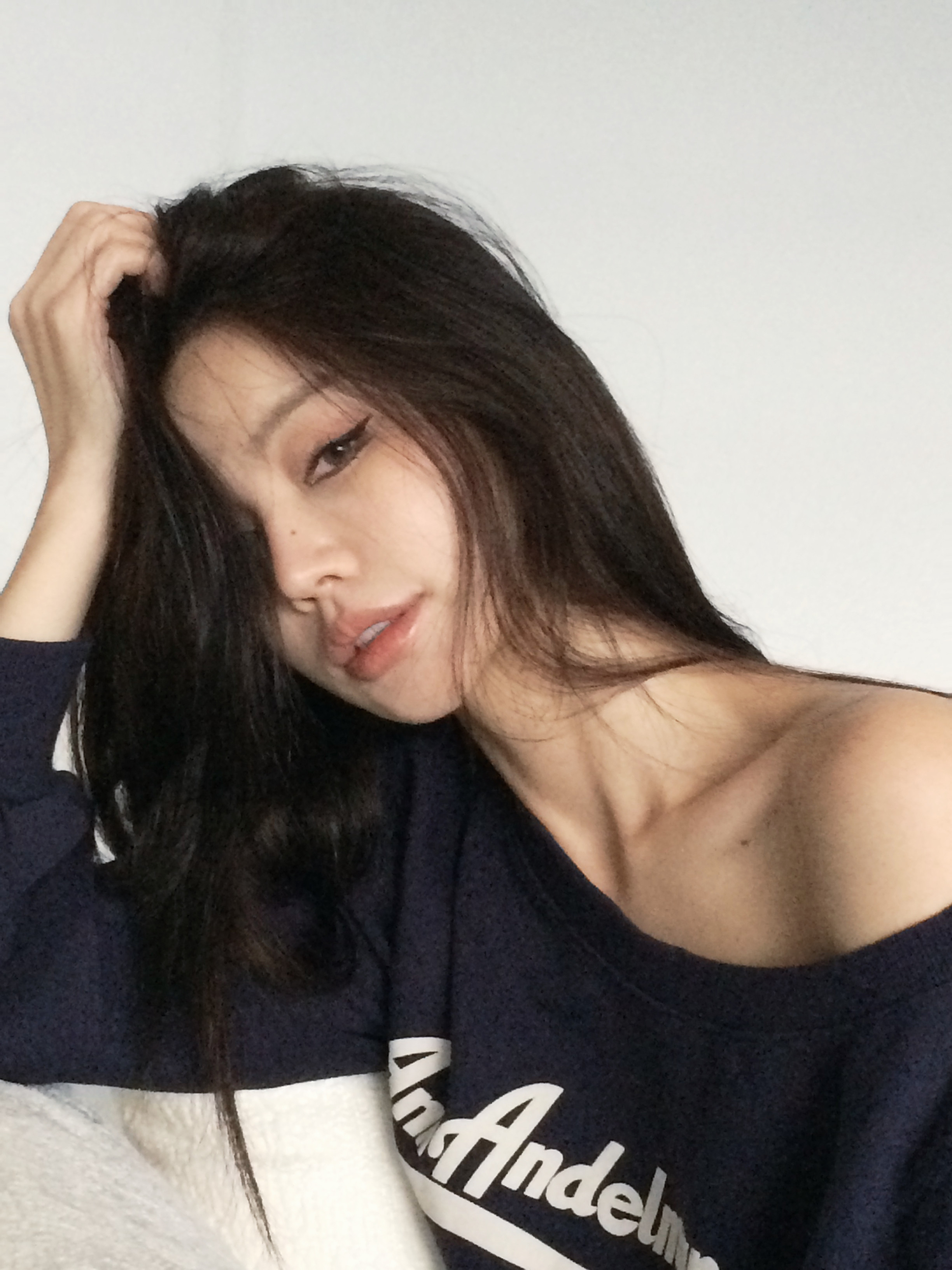 王玉文同款ANN ANDELMAN露肩卫衣 发泡印花斜领单肩小露香肩