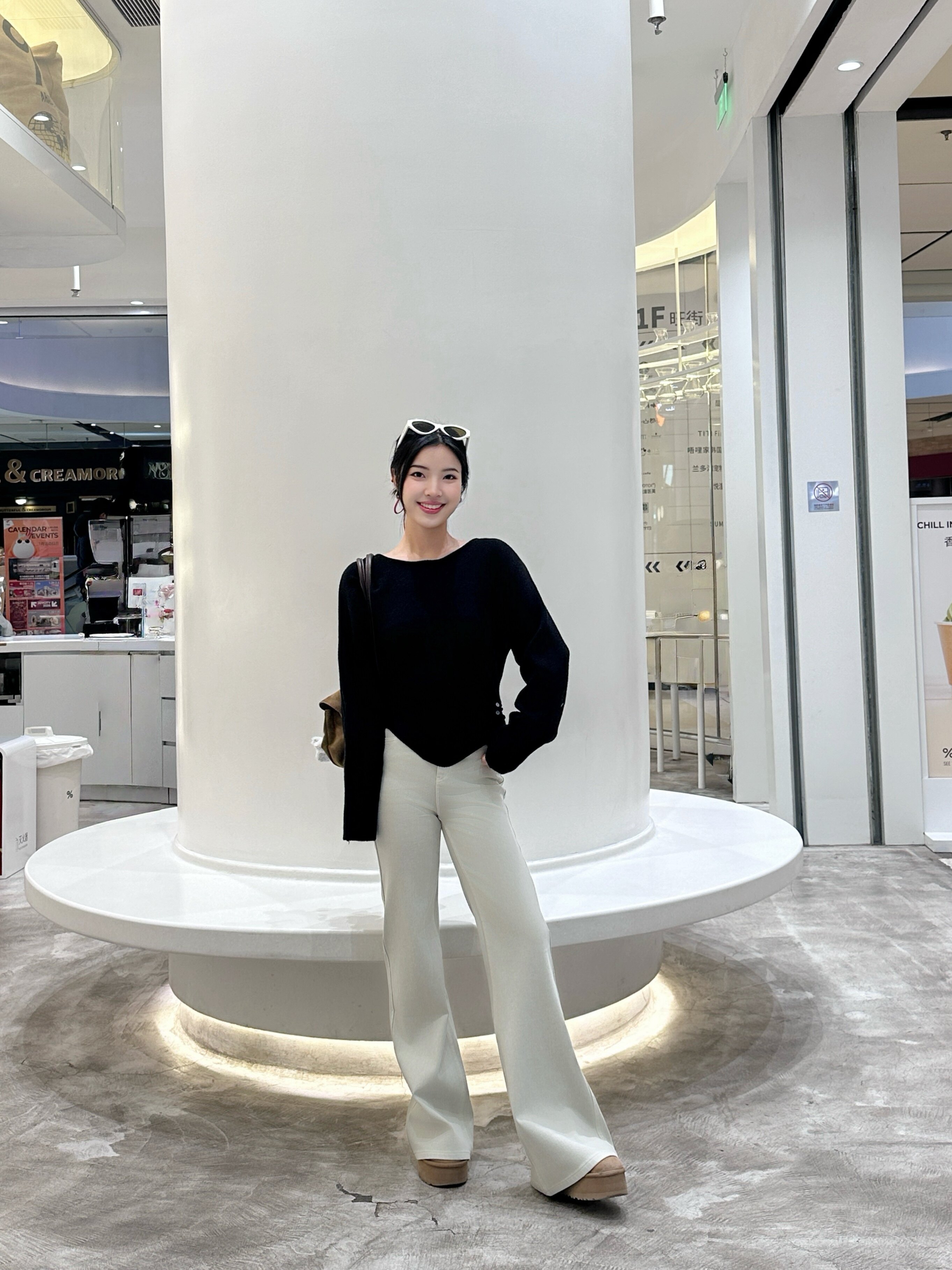 周章章"嘉顿斯"秋冬白色毛衣,斜肩收腰设计穿出温柔高级感