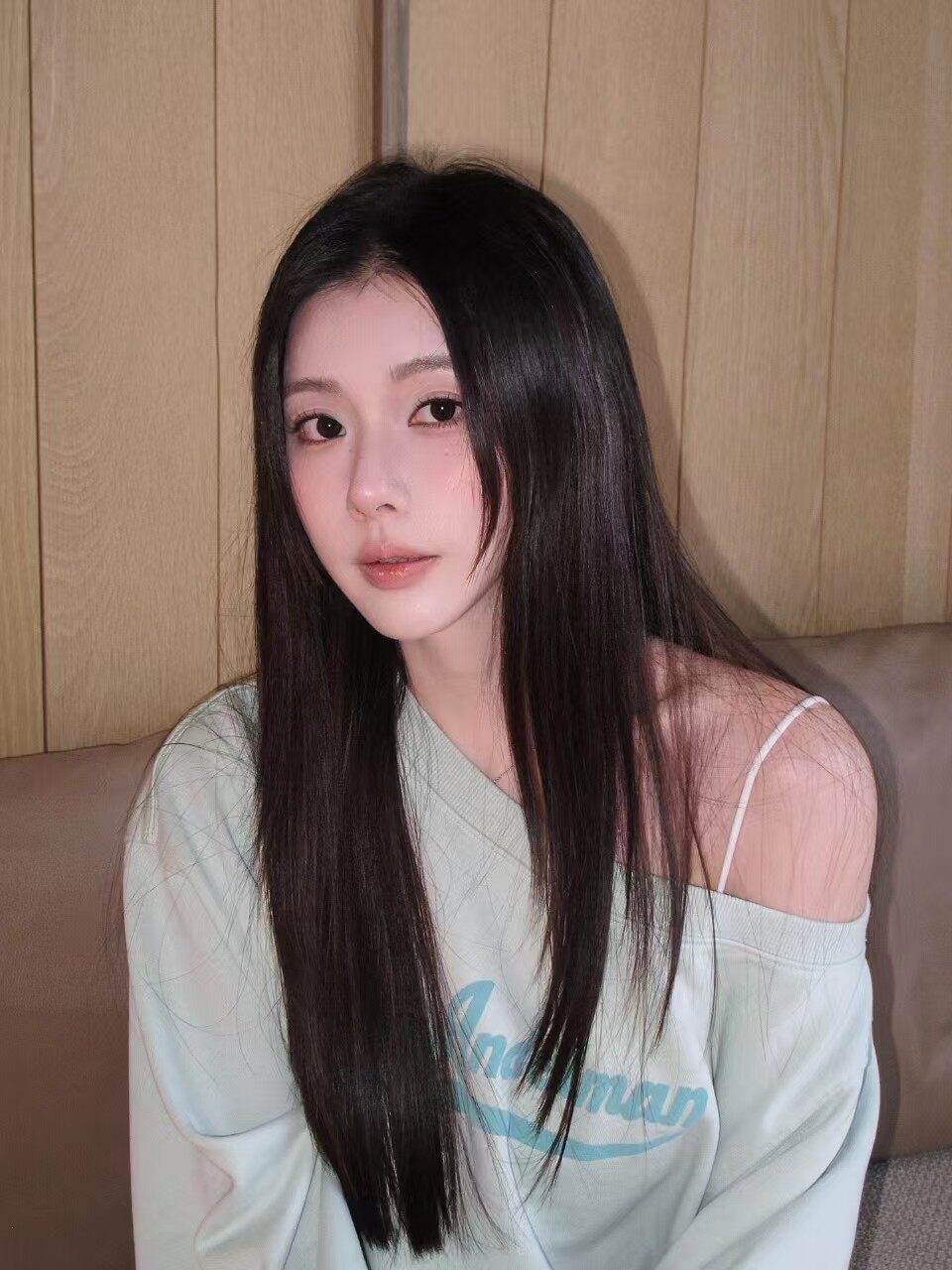 王玉文同款ANN ANDELMAN露肩卫衣 发泡印花斜领单肩小露香肩