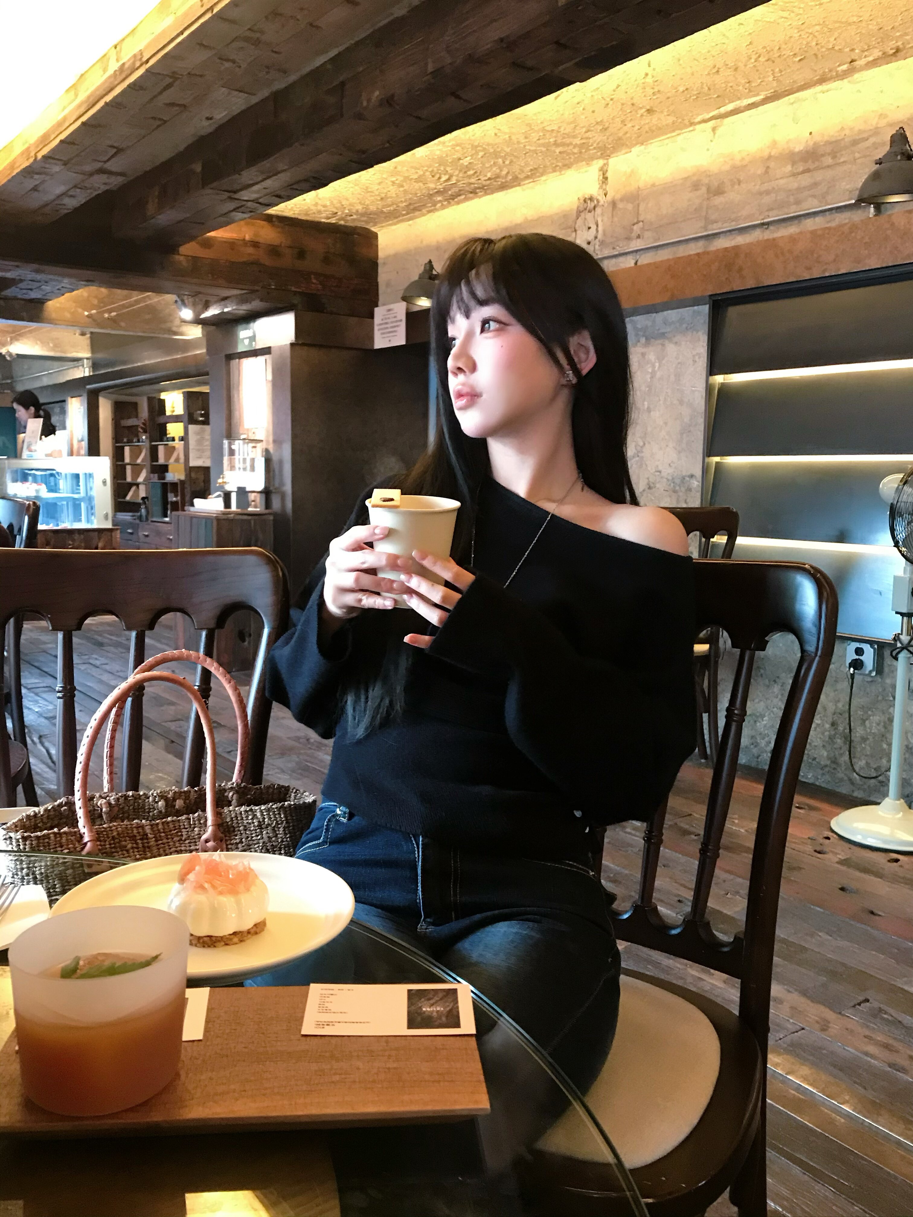 周章章"嘉顿斯"秋冬白色毛衣,斜肩收腰设计穿出温柔高级感