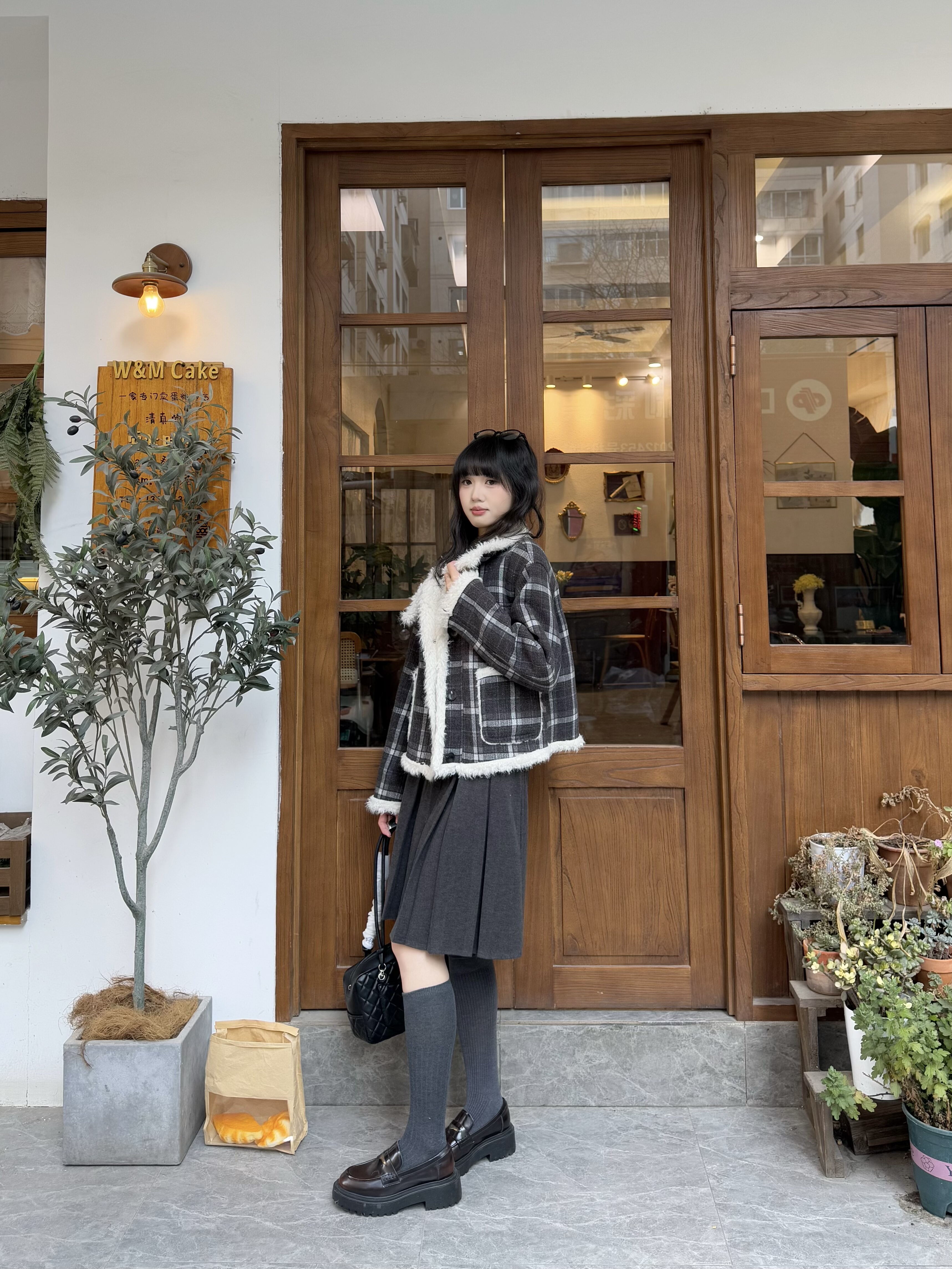 宋佳同款百丽海鸥乐福鞋2.0：厚底真皮的英伦飒爽美学