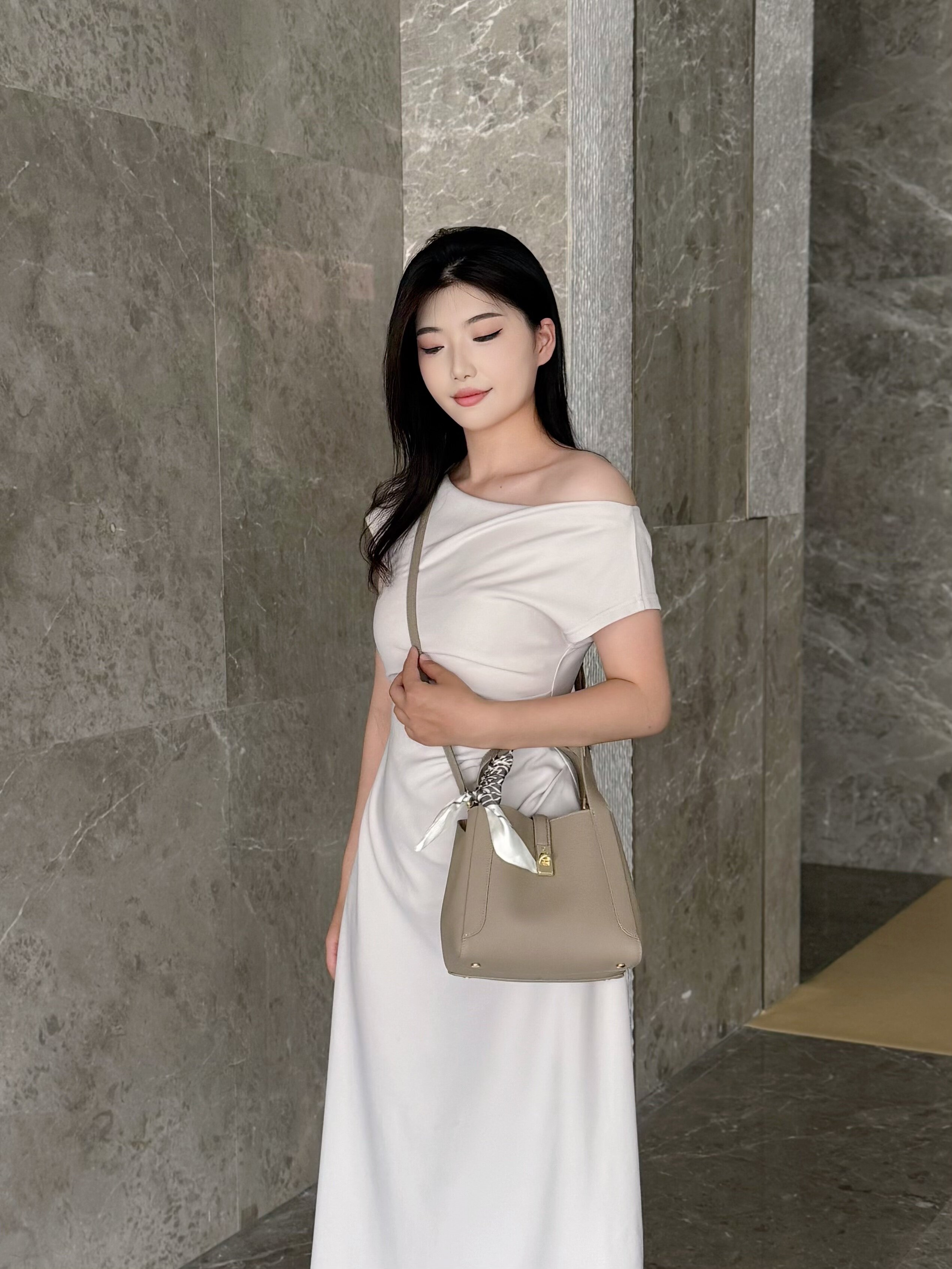 母亲节礼物优选！百丽真皮菜篮子妈妈包 红色喜庆大气 手提水桶包型大容量实用