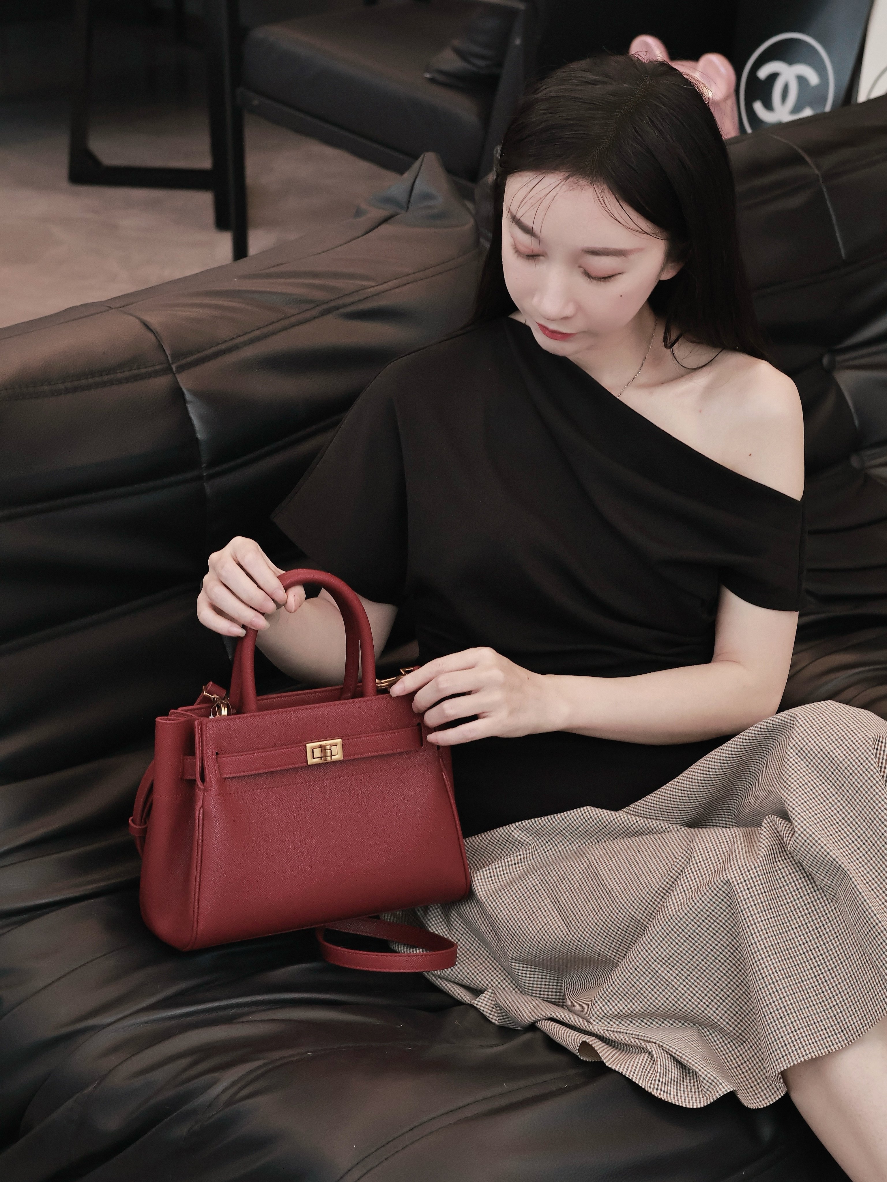 百丽红色新娘婚包 大容量设计装下红包手机 手提斜挎两用更实用