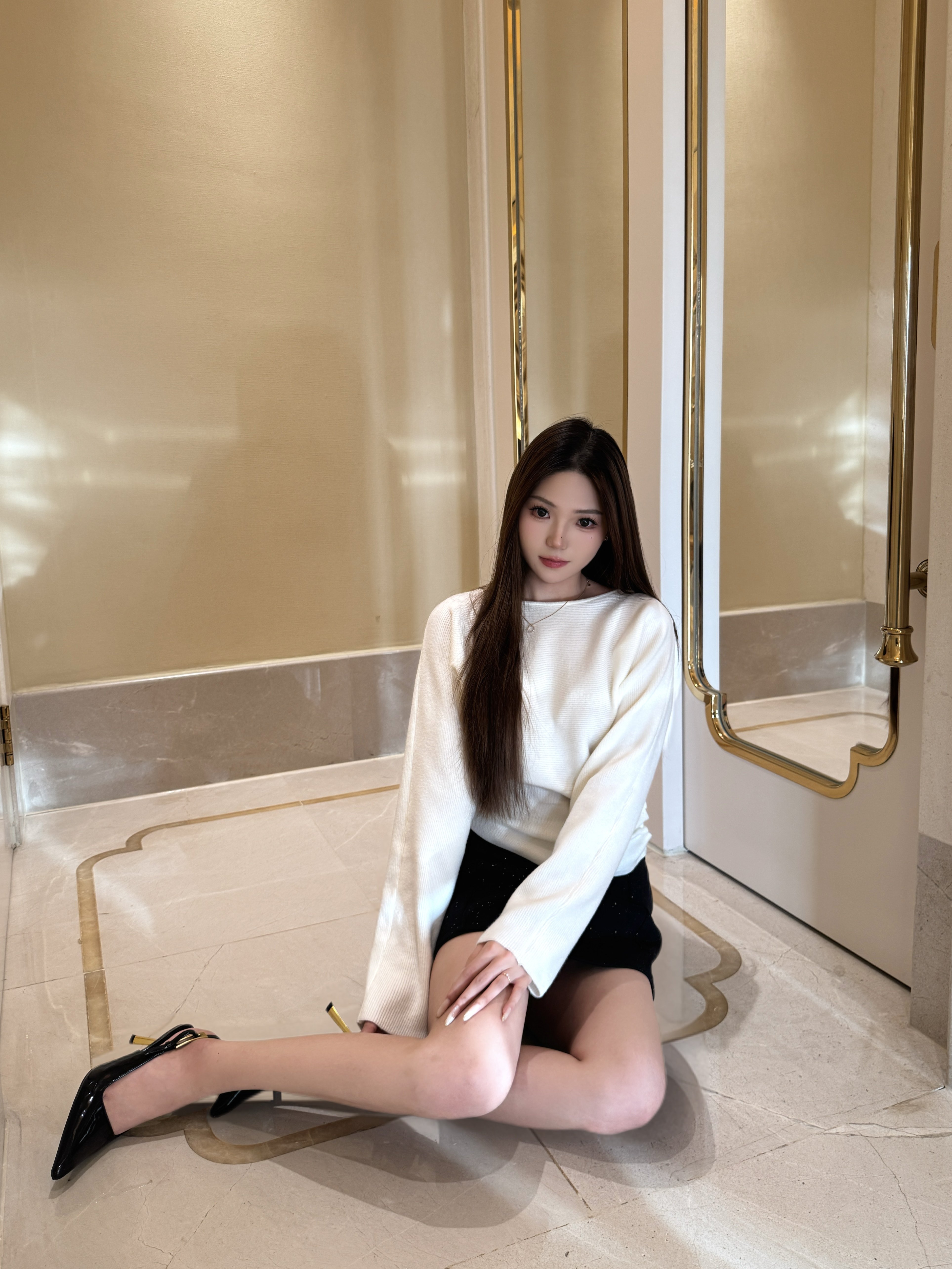 周章章"嘉顿斯"秋冬白色毛衣,斜肩收腰设计穿出温柔高级感