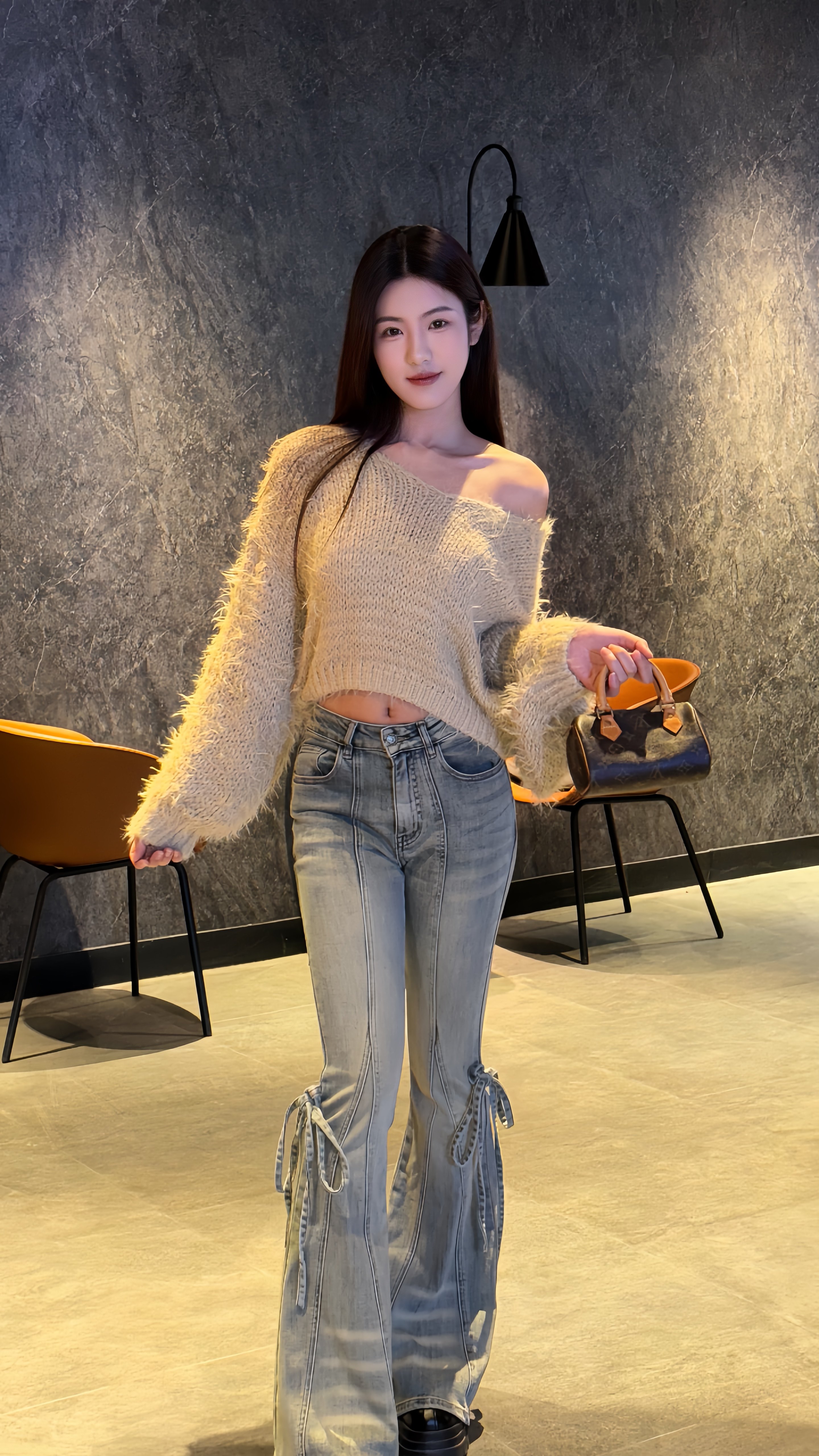 ABWLR「叠穿派对」原创复古做旧水洗牛仔裤:解锁超模腿的马蹄微喇密码