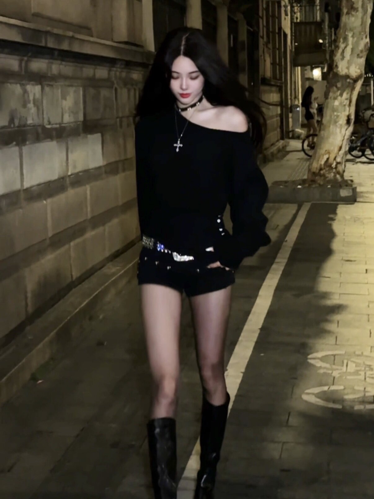 周章章"嘉顿斯"秋冬白色毛衣,斜肩收腰设计穿出温柔高级感