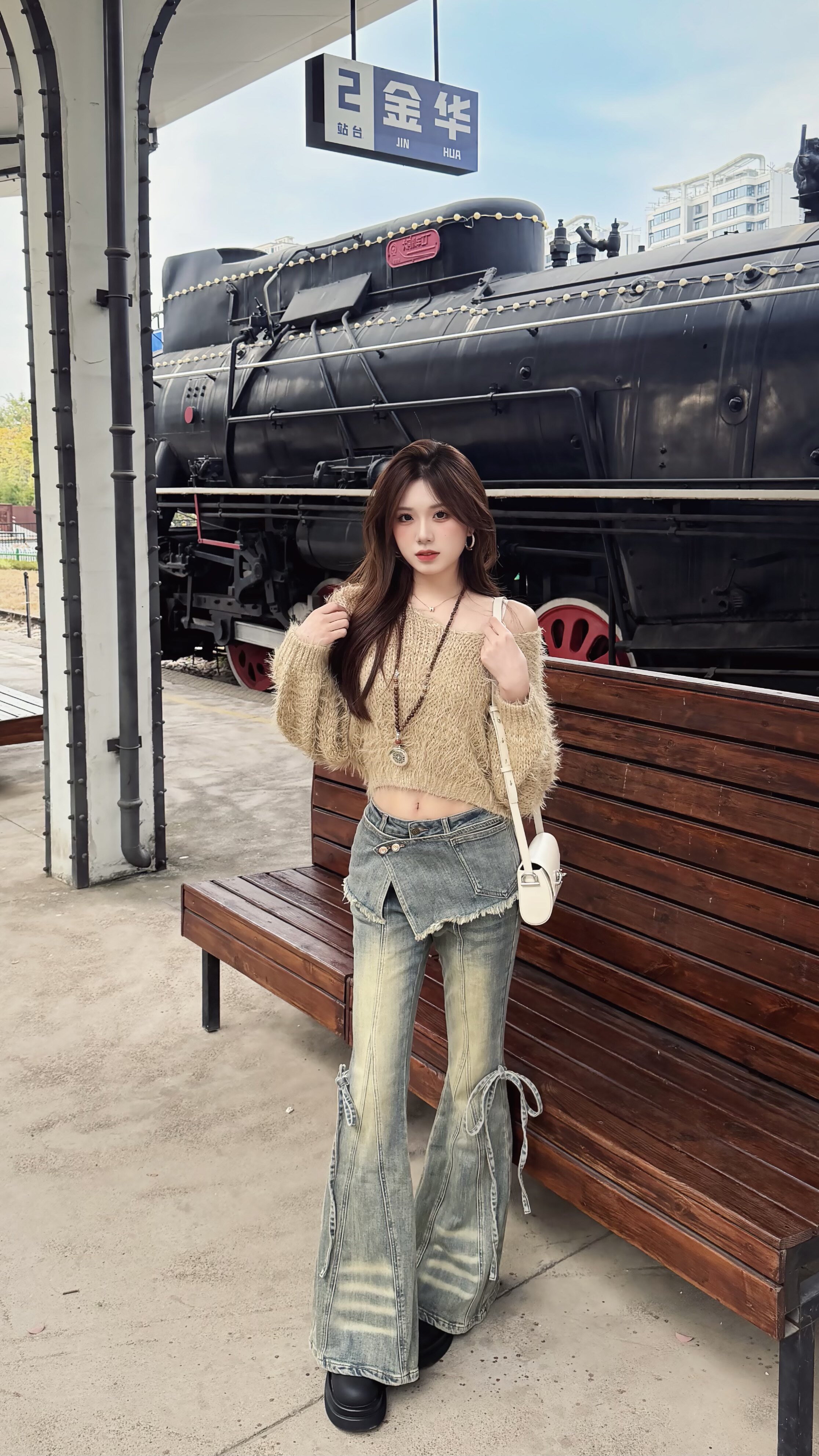 ABWLR「叠穿派对」原创复古做旧水洗牛仔裤:解锁超模腿的马蹄微喇密码