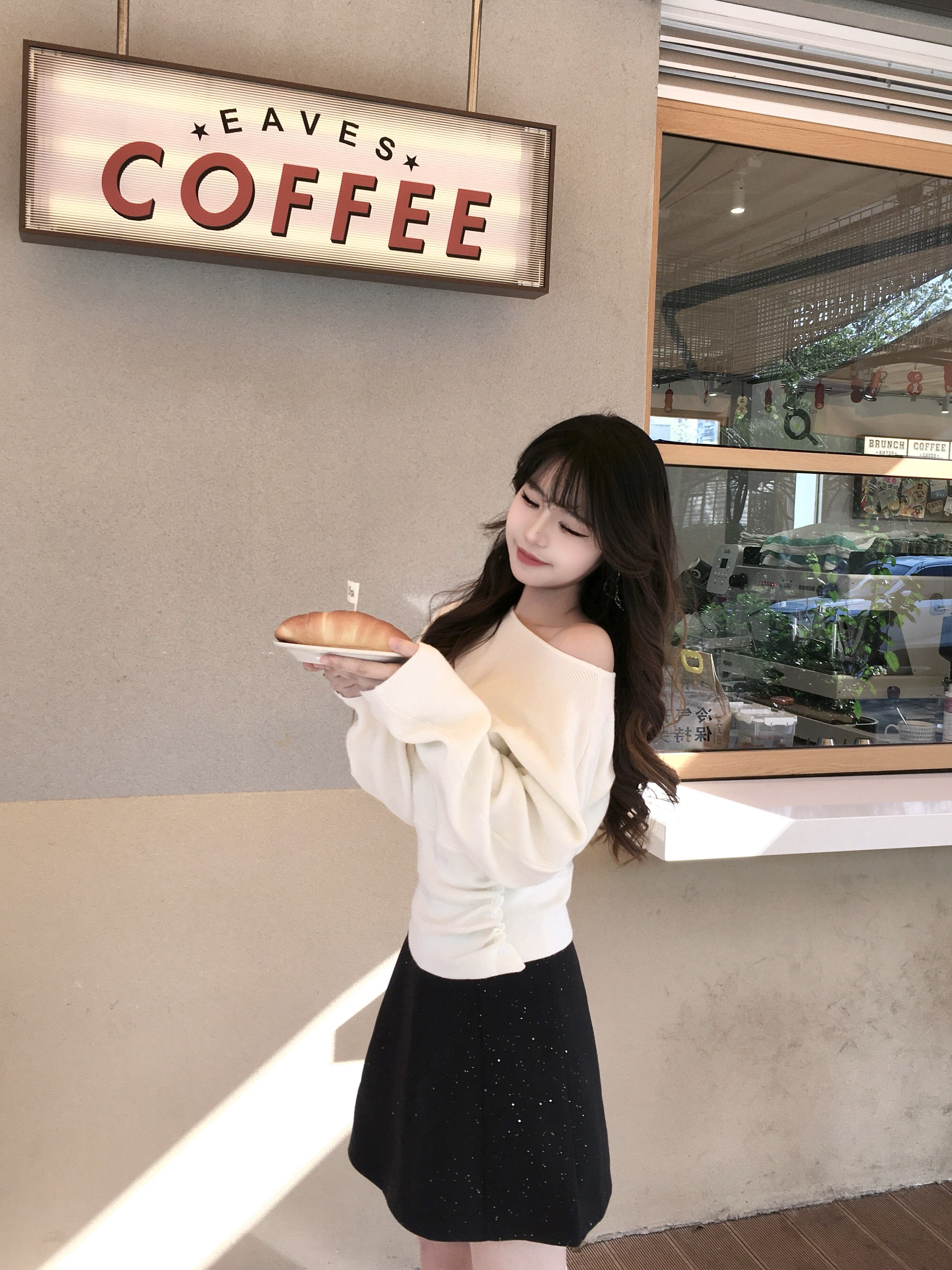 周章章"嘉顿斯"秋冬白色毛衣,斜肩收腰设计穿出温柔高级感