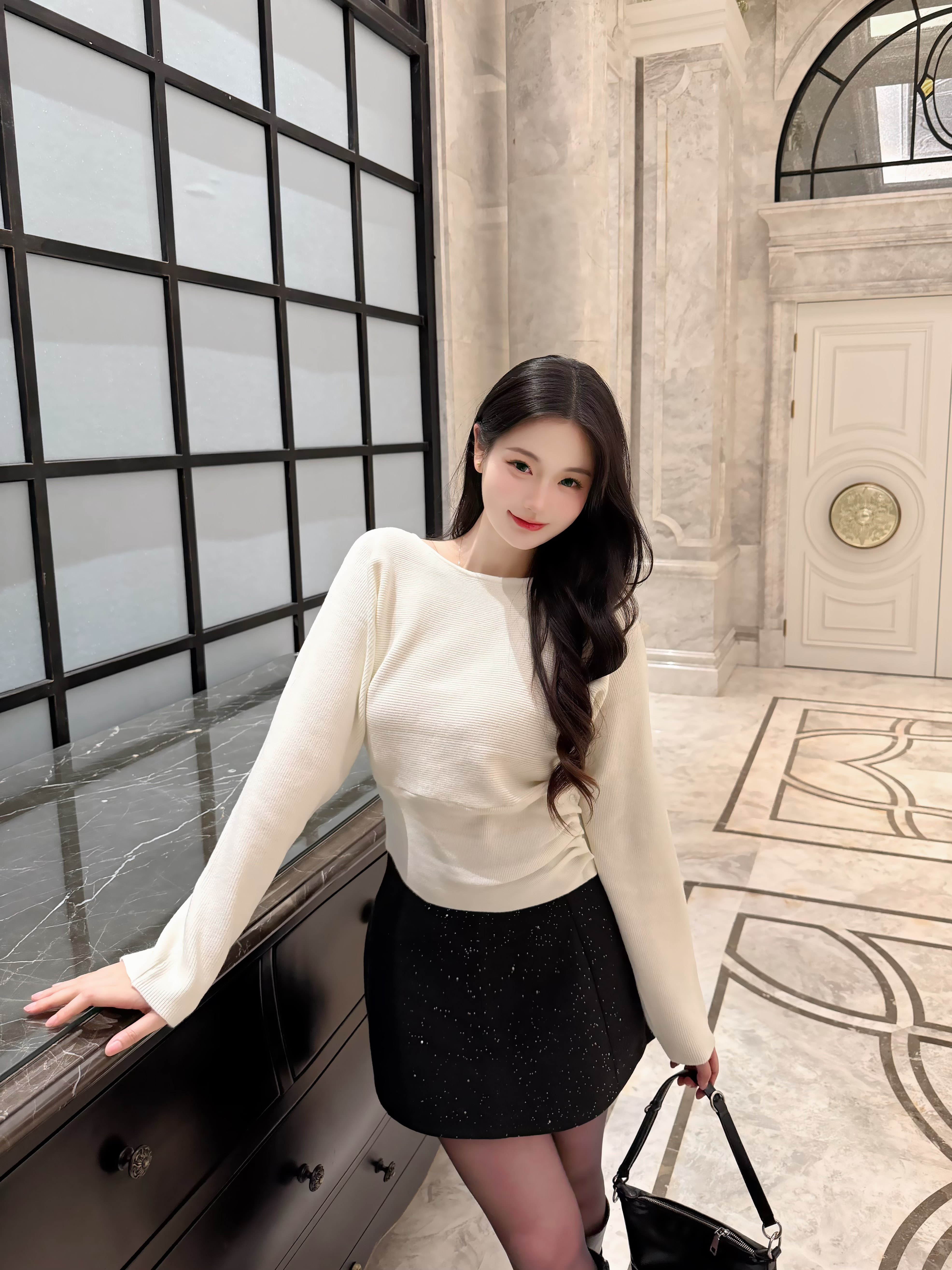 周章章"嘉顿斯"秋冬白色毛衣,斜肩收腰设计穿出温柔高级感