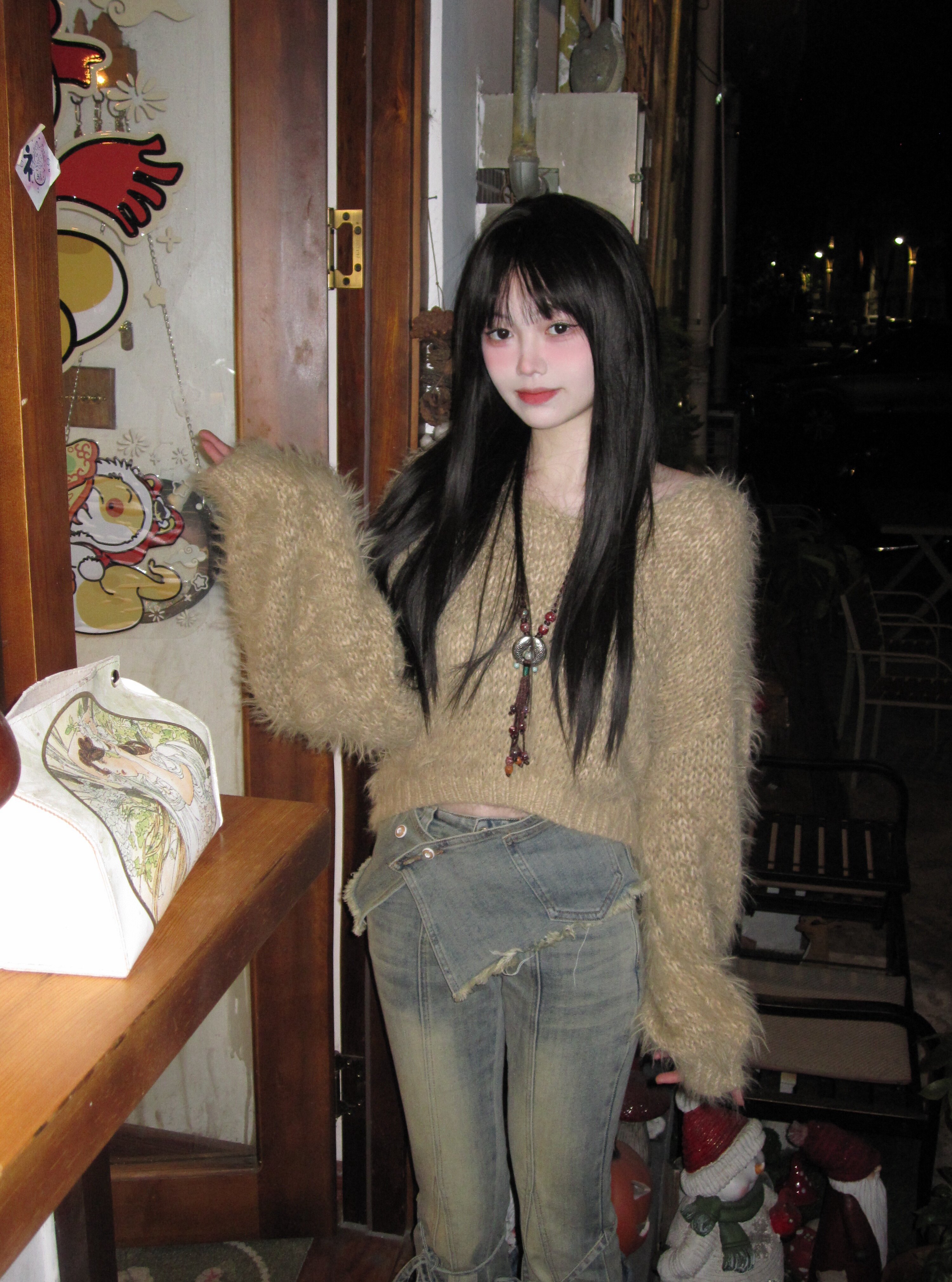 ABWLR「叠穿派对」原创复古做旧水洗牛仔裤:解锁超模腿的马蹄微喇密码