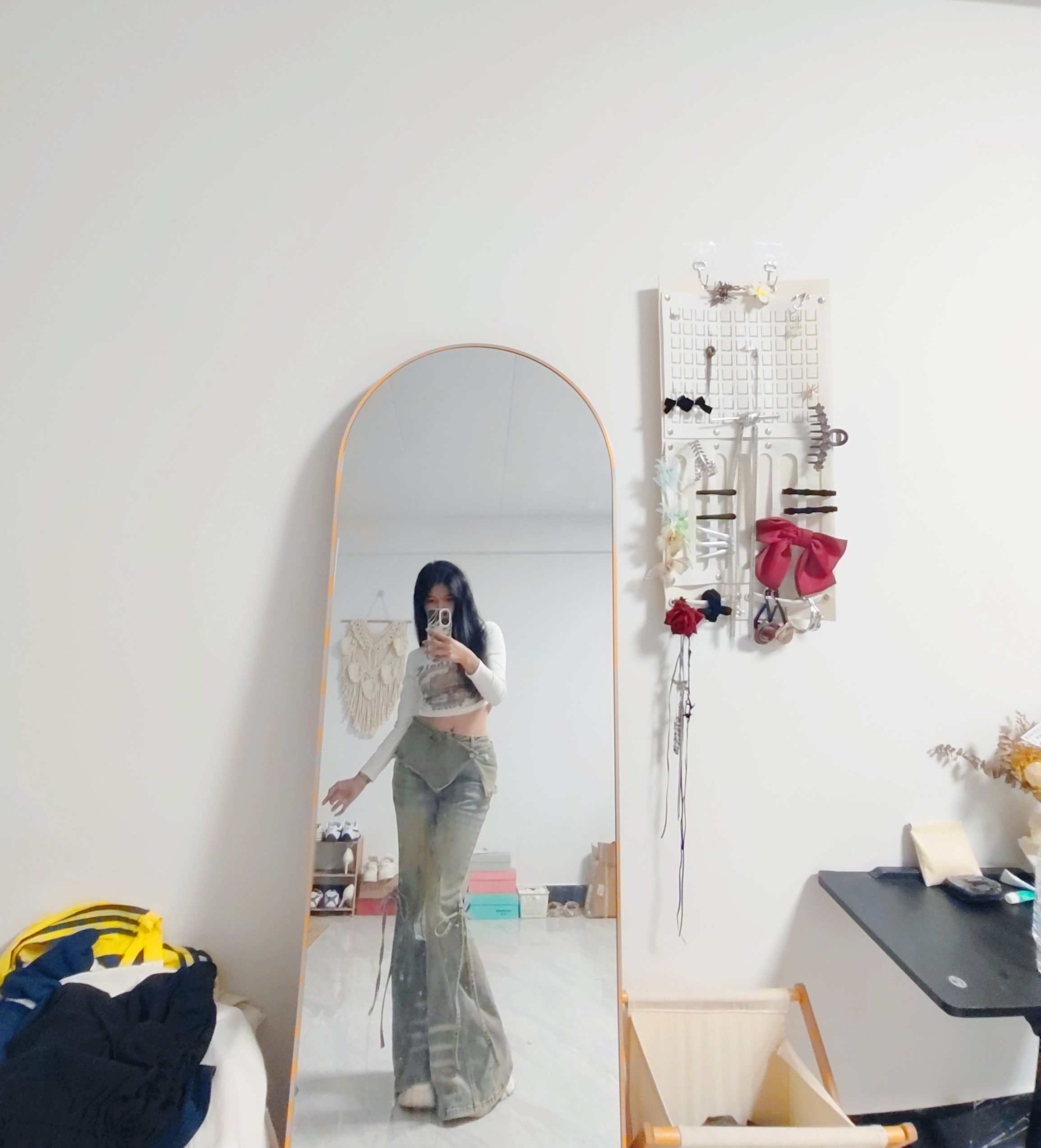 ABWLR「叠穿派对」原创复古做旧水洗牛仔裤:解锁超模腿的马蹄微喇密码