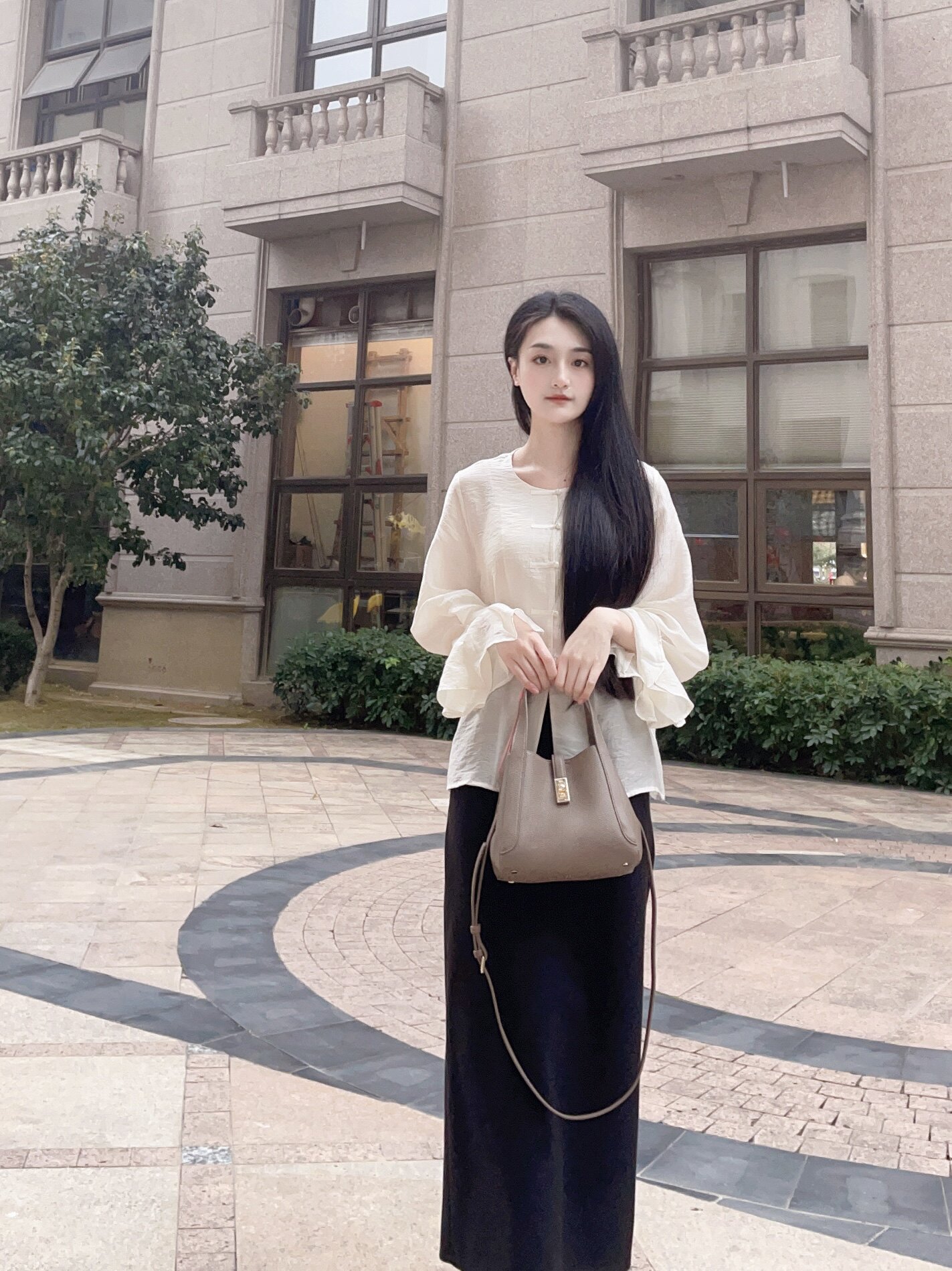 百丽真皮菜篮子包 牛皮材质高级耐磨 水桶包型大容量实用