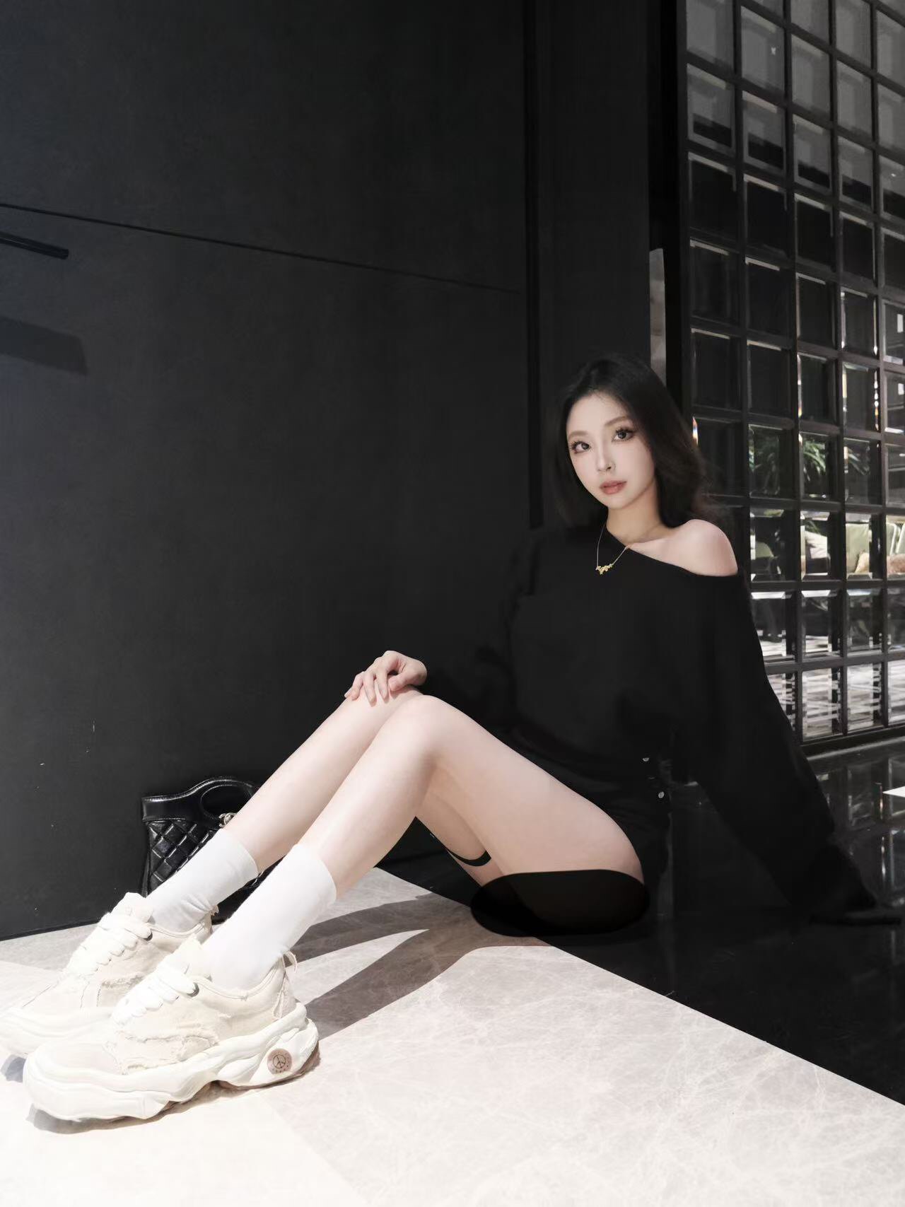 周章章"嘉顿斯"秋冬白色毛衣,斜肩收腰设计穿出温柔高级感