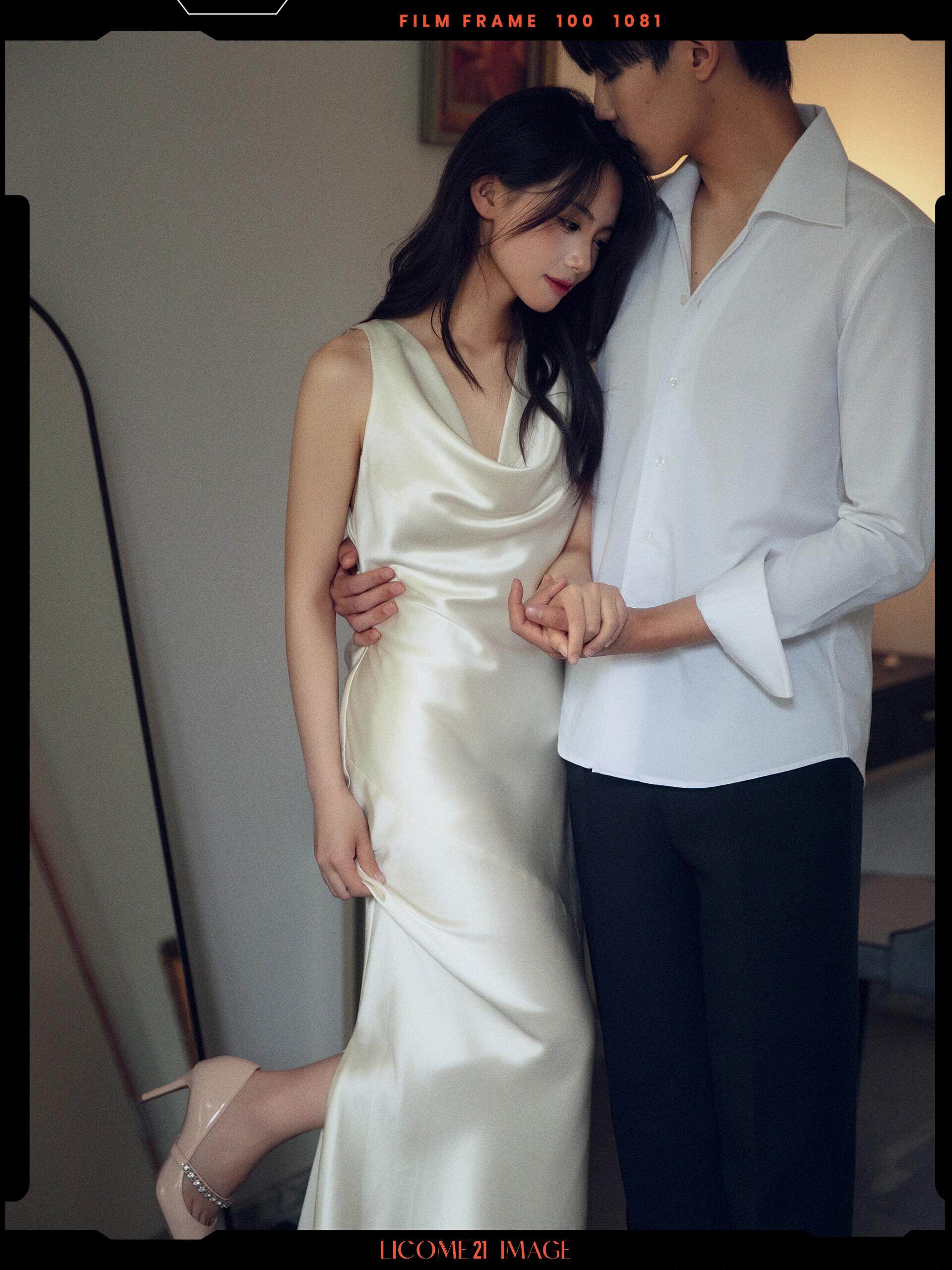 艾诗霓《无尽夏》订婚礼服 缎面法式高级小白裙 绝美轻婚纱设计 敬酒服答谢都合适