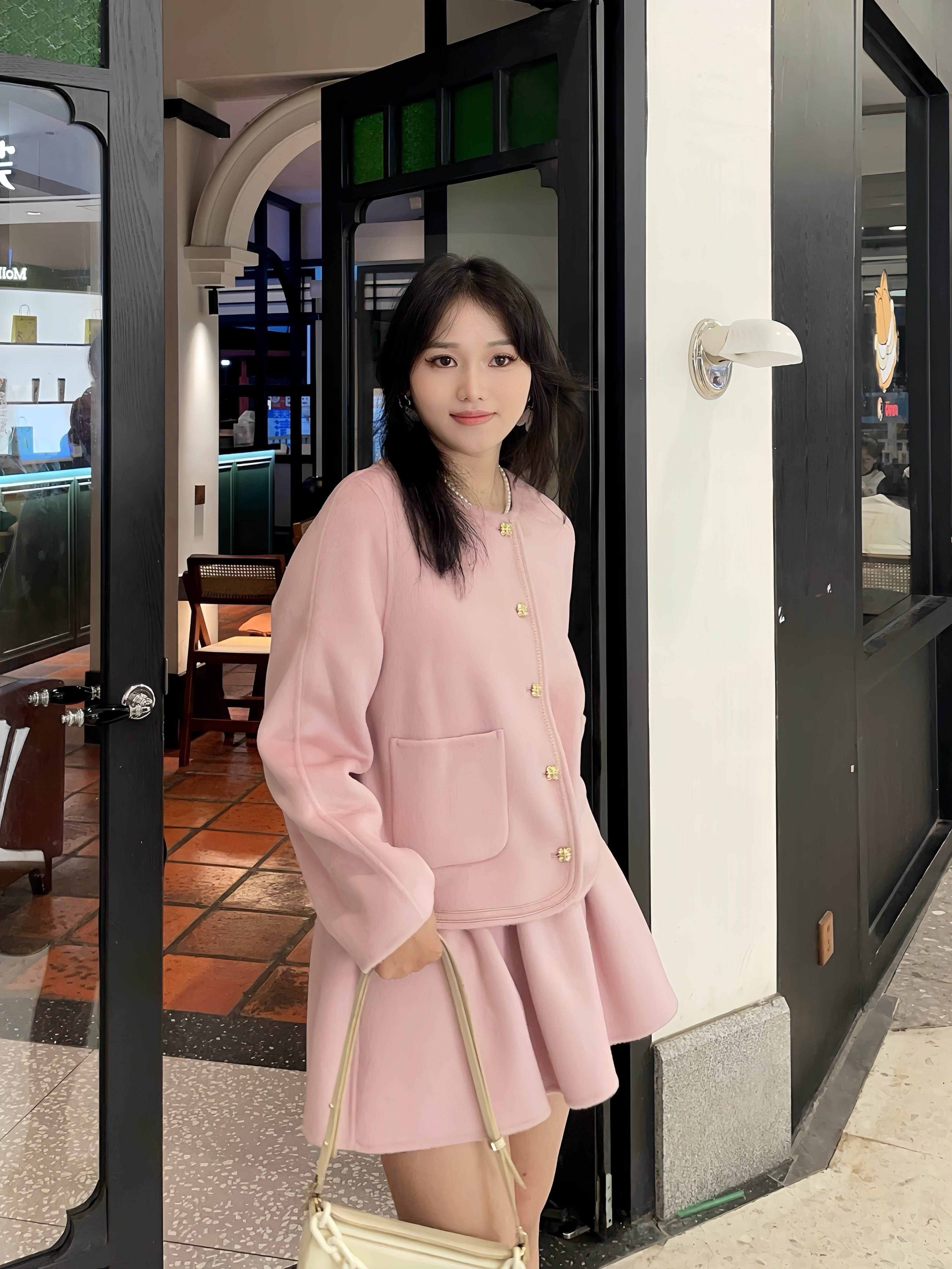 Maison Wester冬季千金风圆领金扣双口袋短款短裙套装：金扣双袋的复古名媛美学