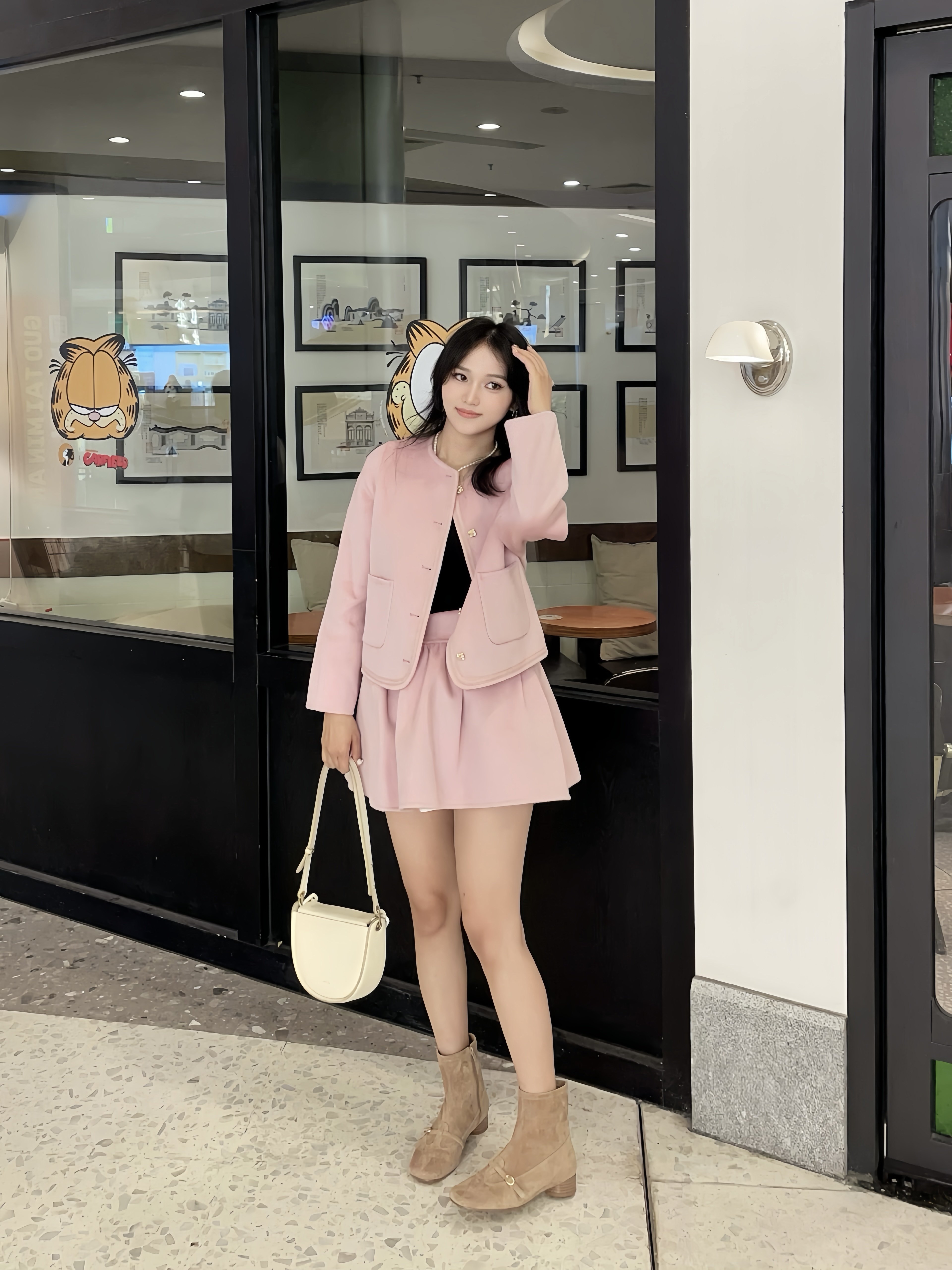 Maison Wester冬季千金风圆领金扣双口袋短款短裙套装：金扣双袋的复古名媛美学