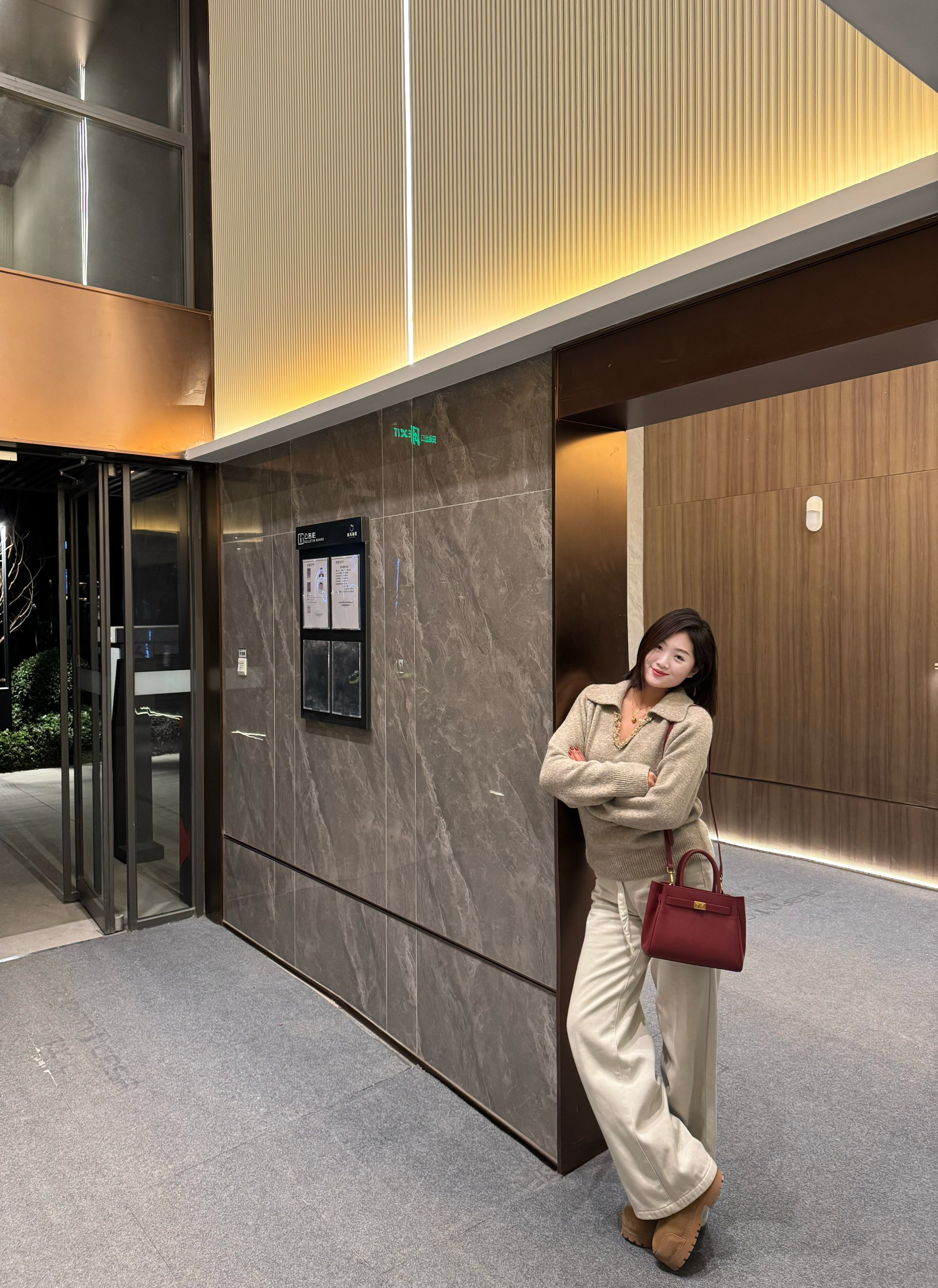 百丽红色新娘婚包 大容量设计装下红包手机 手提斜挎两用更实用